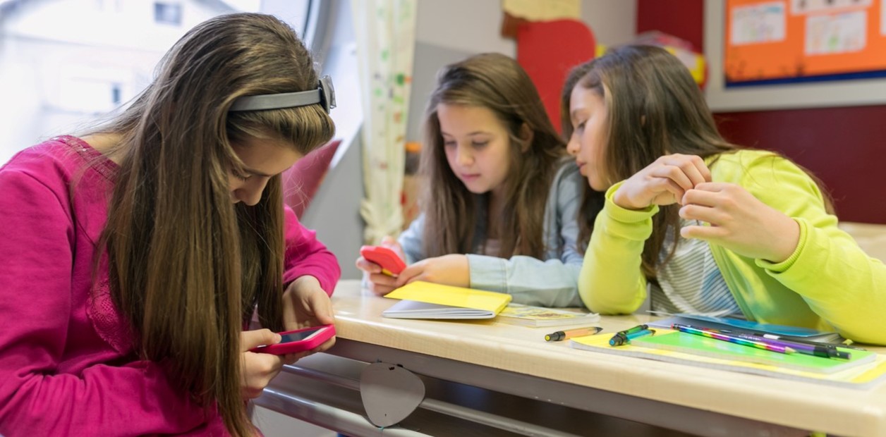 Estudio pionero revela los impactos de la prohibición de celulares en escuelas de EE.UU.