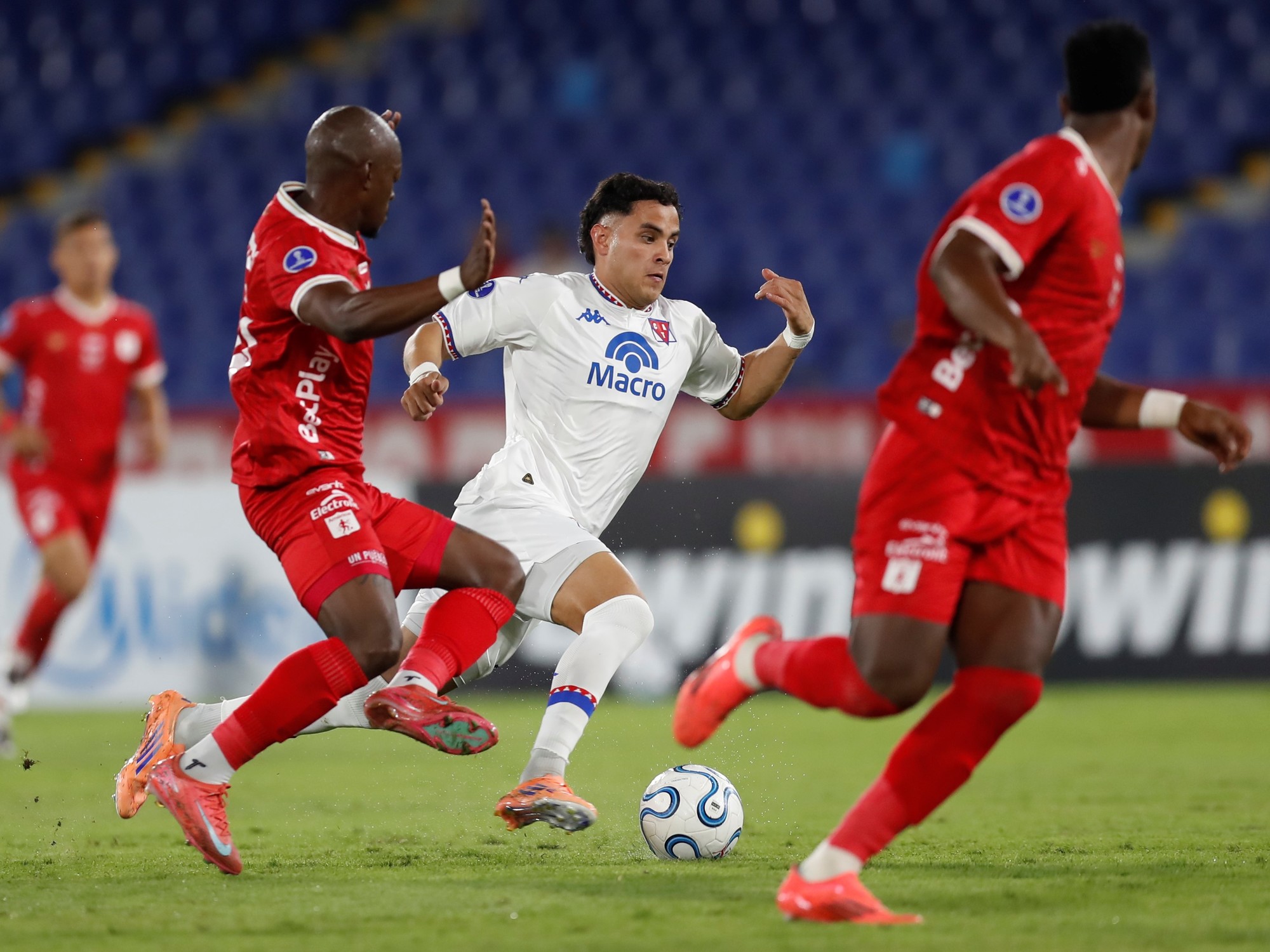 David Romero de Tigre celebra su gol en el partido contra América de Cali por la Copa Sudamericana.