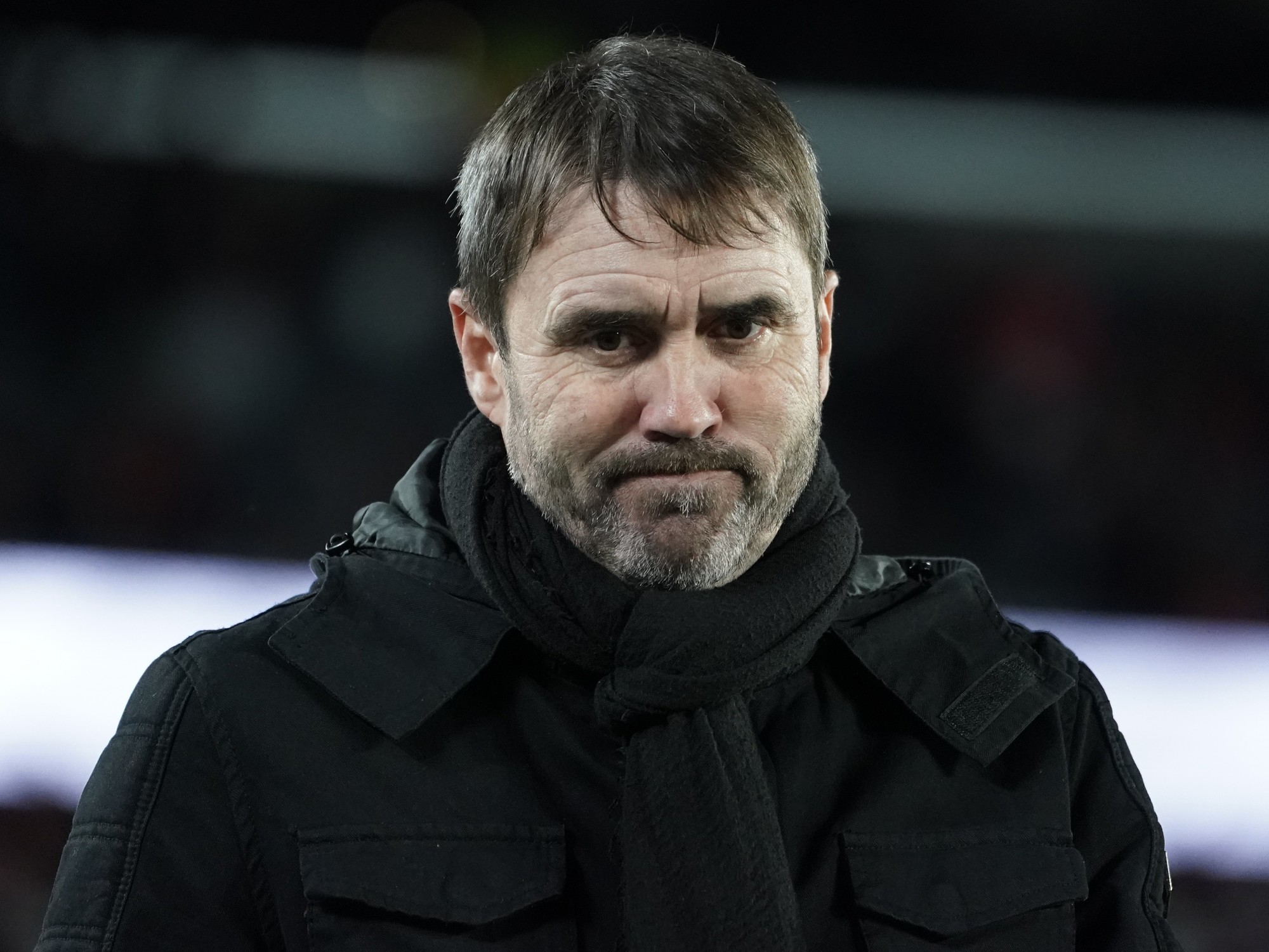 Eduardo Coudet, entrenador de River Plate, observando el partido desde el área técnica.