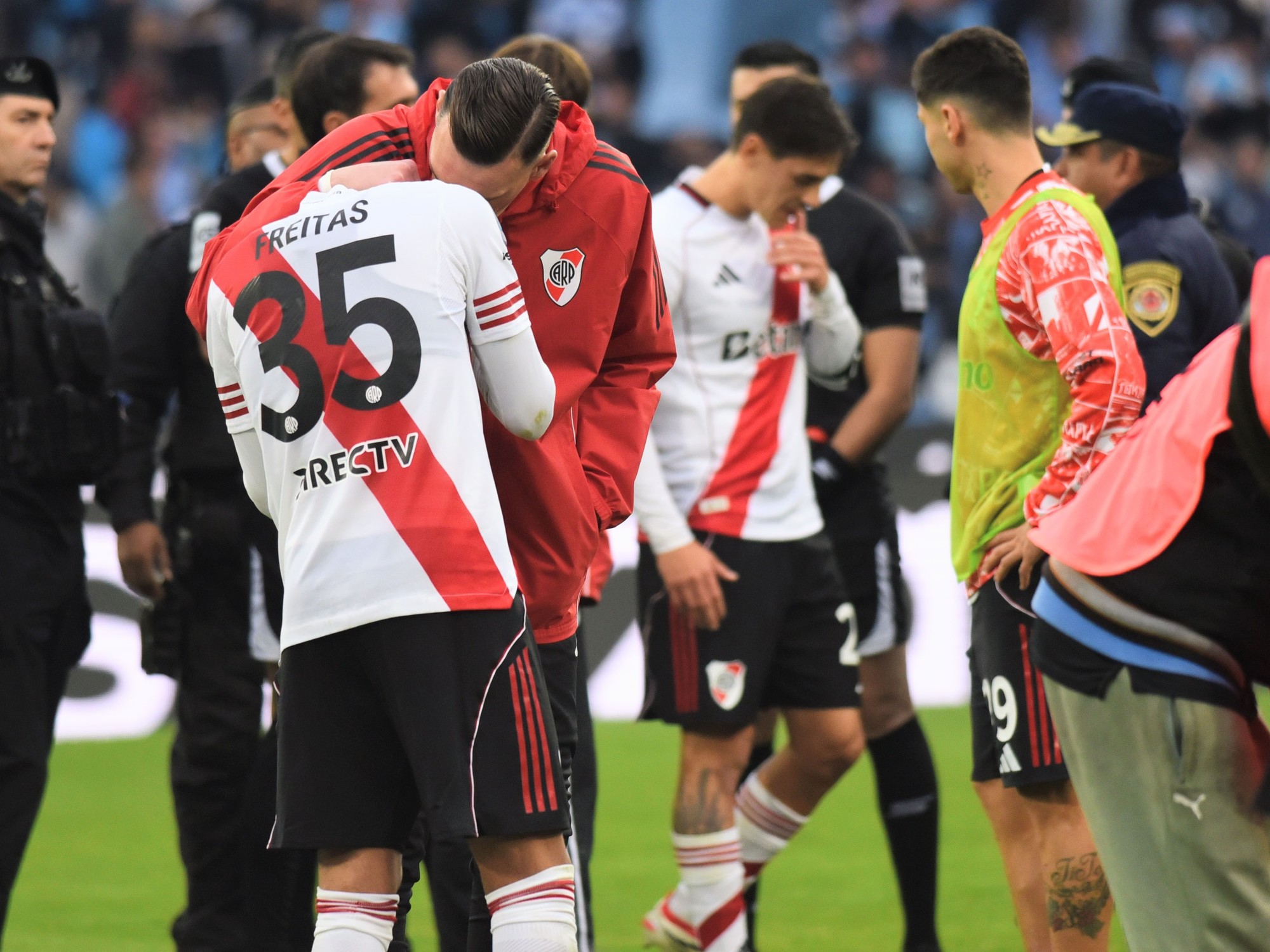 Jugadores de River Plate lamentándose tras la derrota en la final del Torneo Apertura.