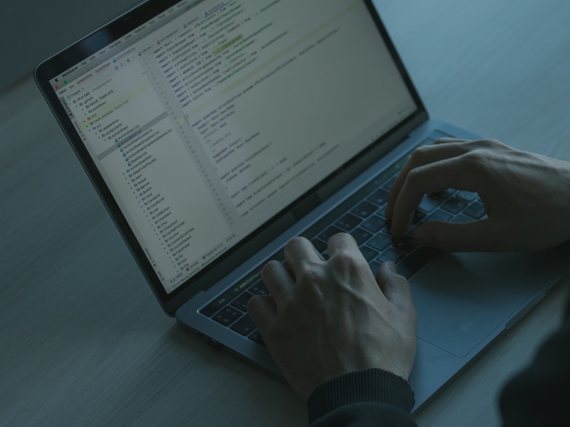 Agentes de la Policía Federal durante un allanamiento en el marco de la desarticulación de una banda de hackers.