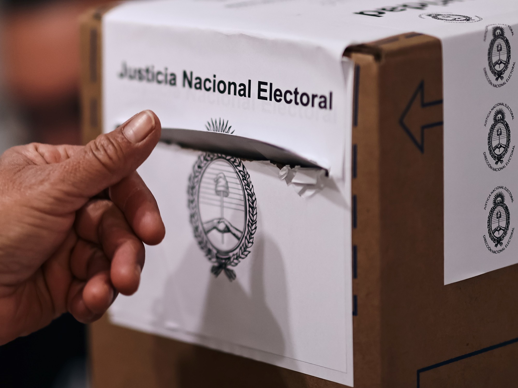 Líderes políticos argentinos en una reunión simbólica de estrategia electoral.