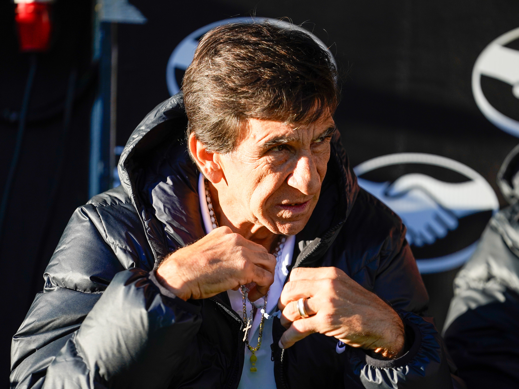 Gustavo Costas dando indicaciones en un partido de Racing por Copa Sudamericana