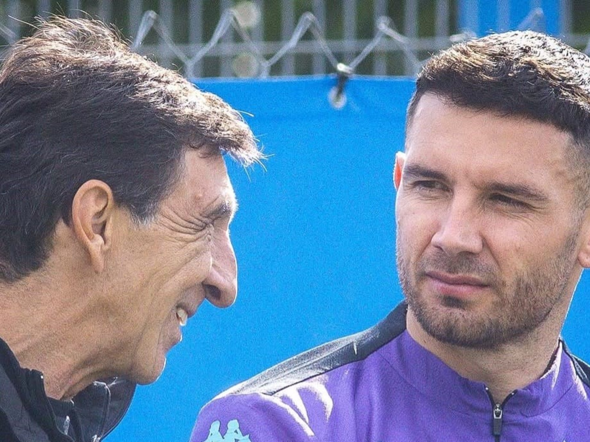 Jugador de Racing Adrián Maravilla Martínez abrazando al entrenador Gustavo Costas tras un gol