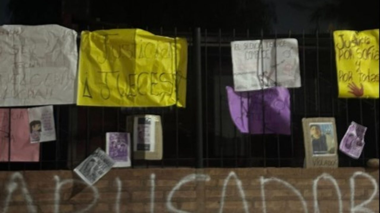 Conmoción en Añelo: Detienen a hombre de 67 años por presunto abuso de menores tras filtración de videos y “pueblada” vecinal