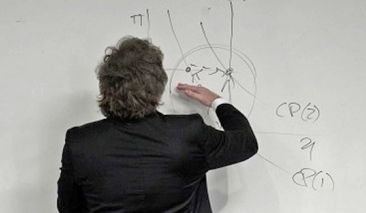 El presidente de Argentina, Javier Milei, ha intensificado su agenda académica esta semana, impartiendo clases magistrales en prestigiosas i