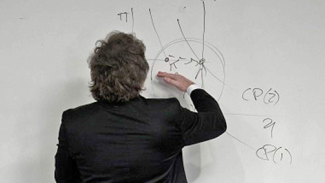 El presidente de Argentina, Javier Milei, ha intensificado su agenda académica esta semana, impartiendo clases magistrales en prestigiosas i