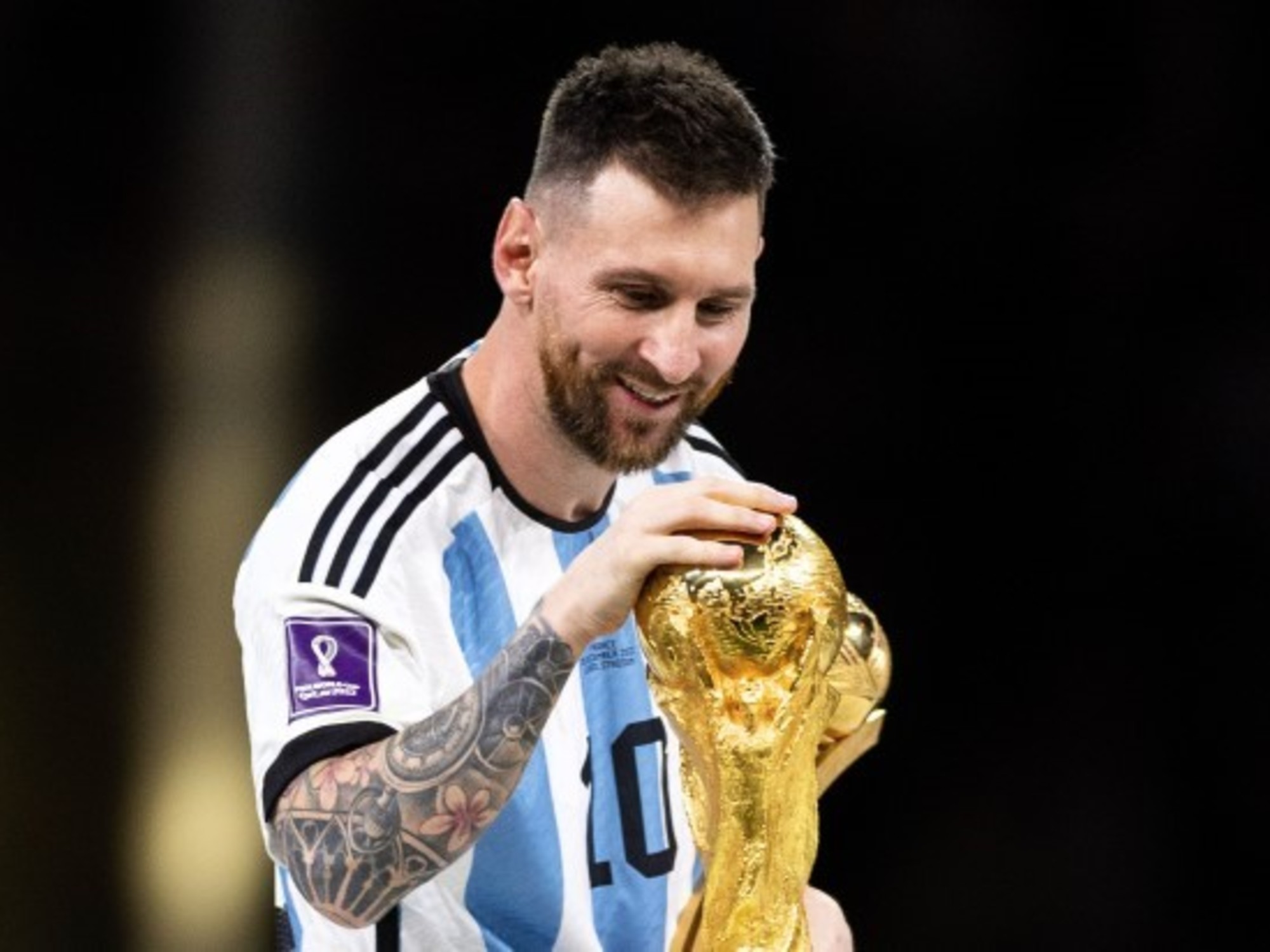 Lionel Messi levantando la Copa del Mundo con la Selección Argentina