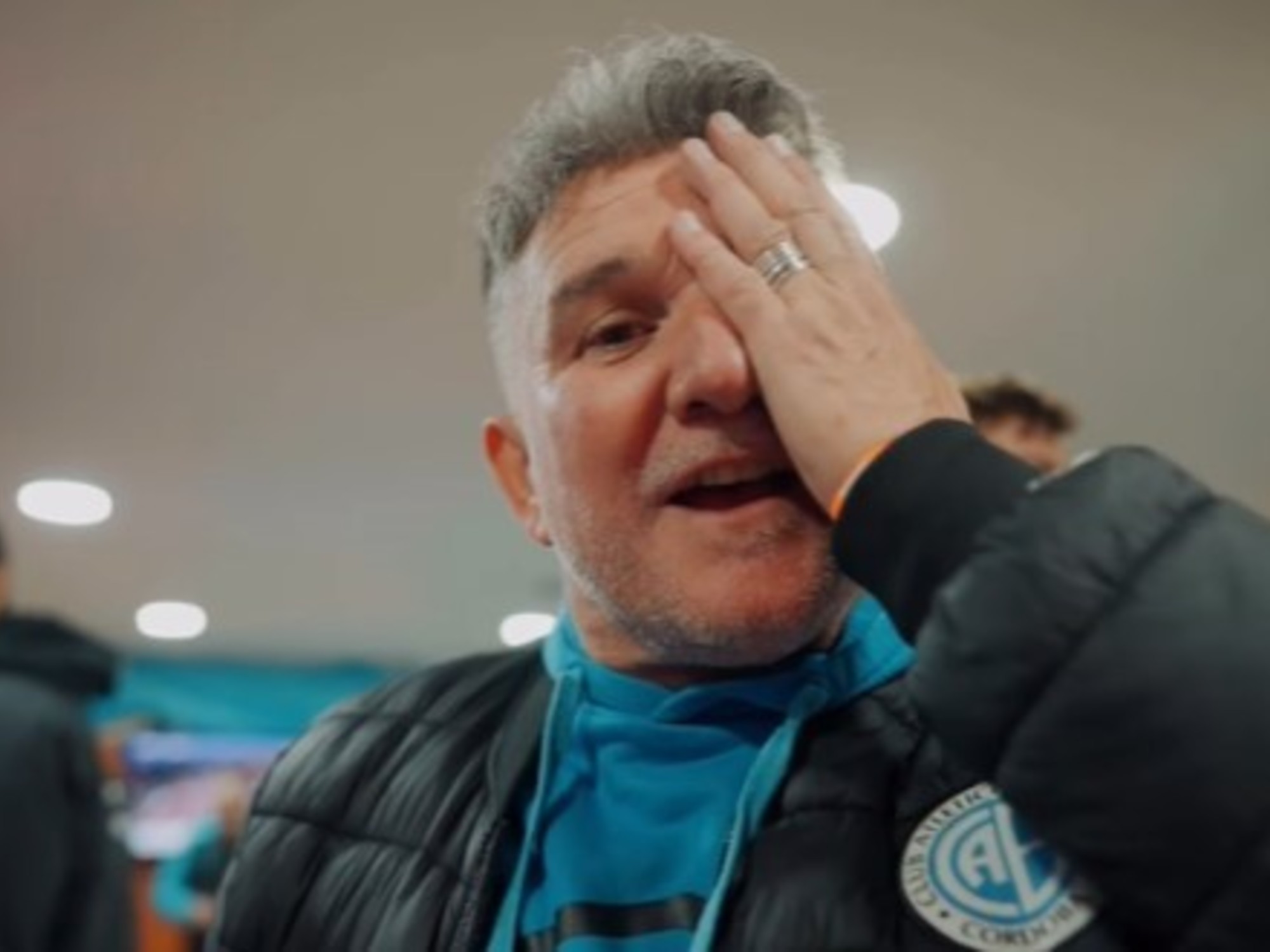 Luis Artime, presidente de Belgrano, celebra con euforia en un partido.