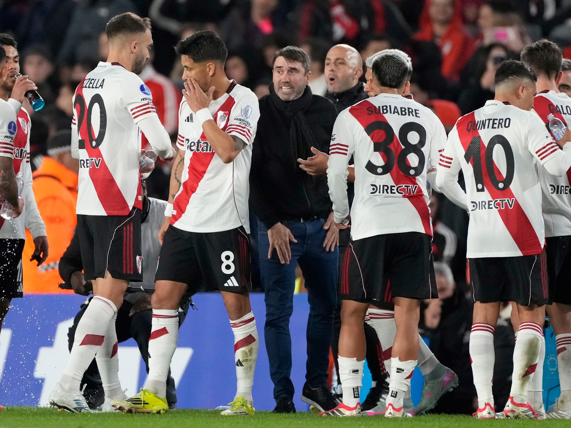 Eduardo Coudet dando indicaciones en el campo de juego del Estadio Monumental con la camiseta de River Plate.