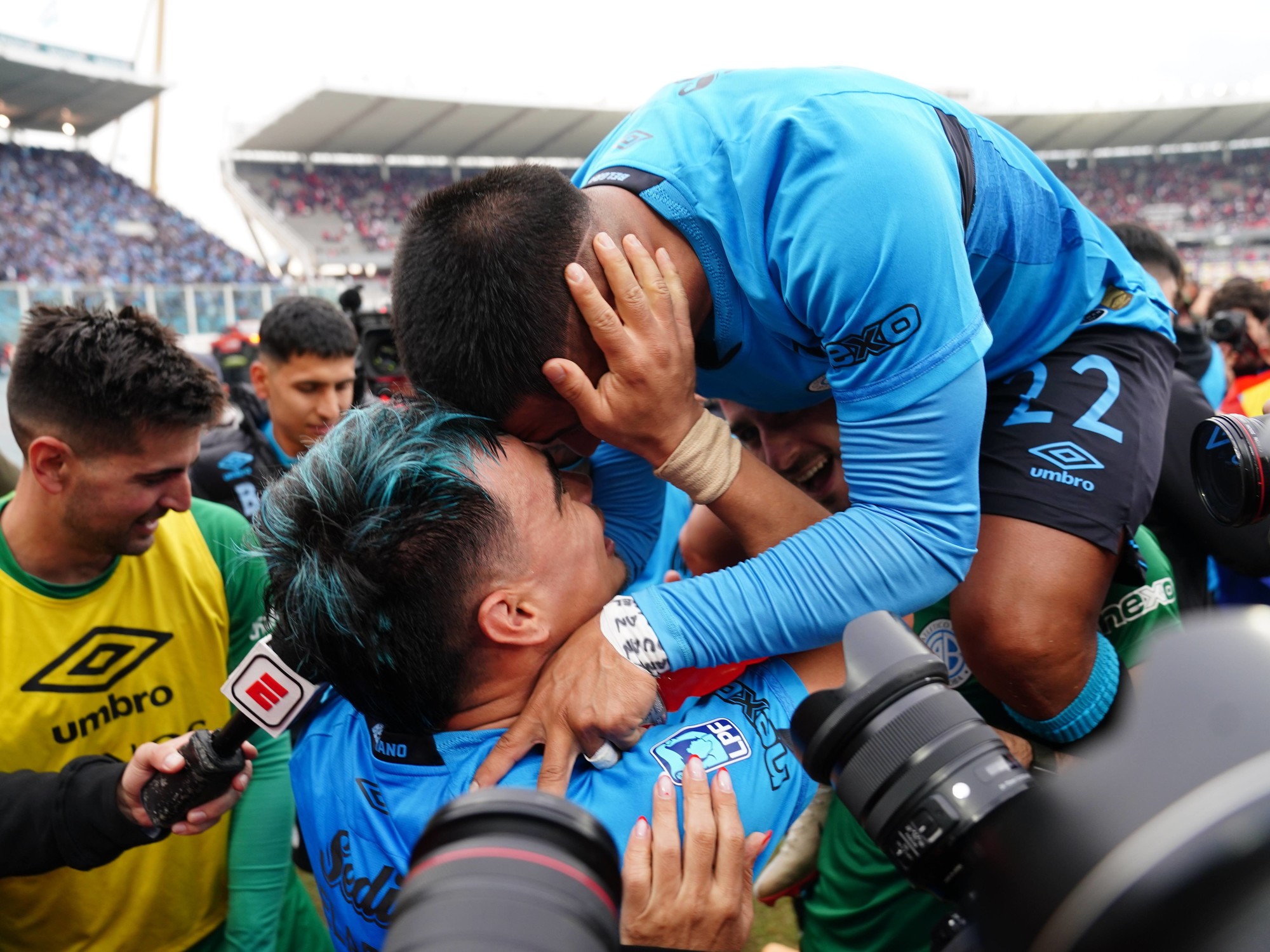 Jugadores de Belgrano festejando la obtención del título del Torneo Apertura tras vencer a River Plate.