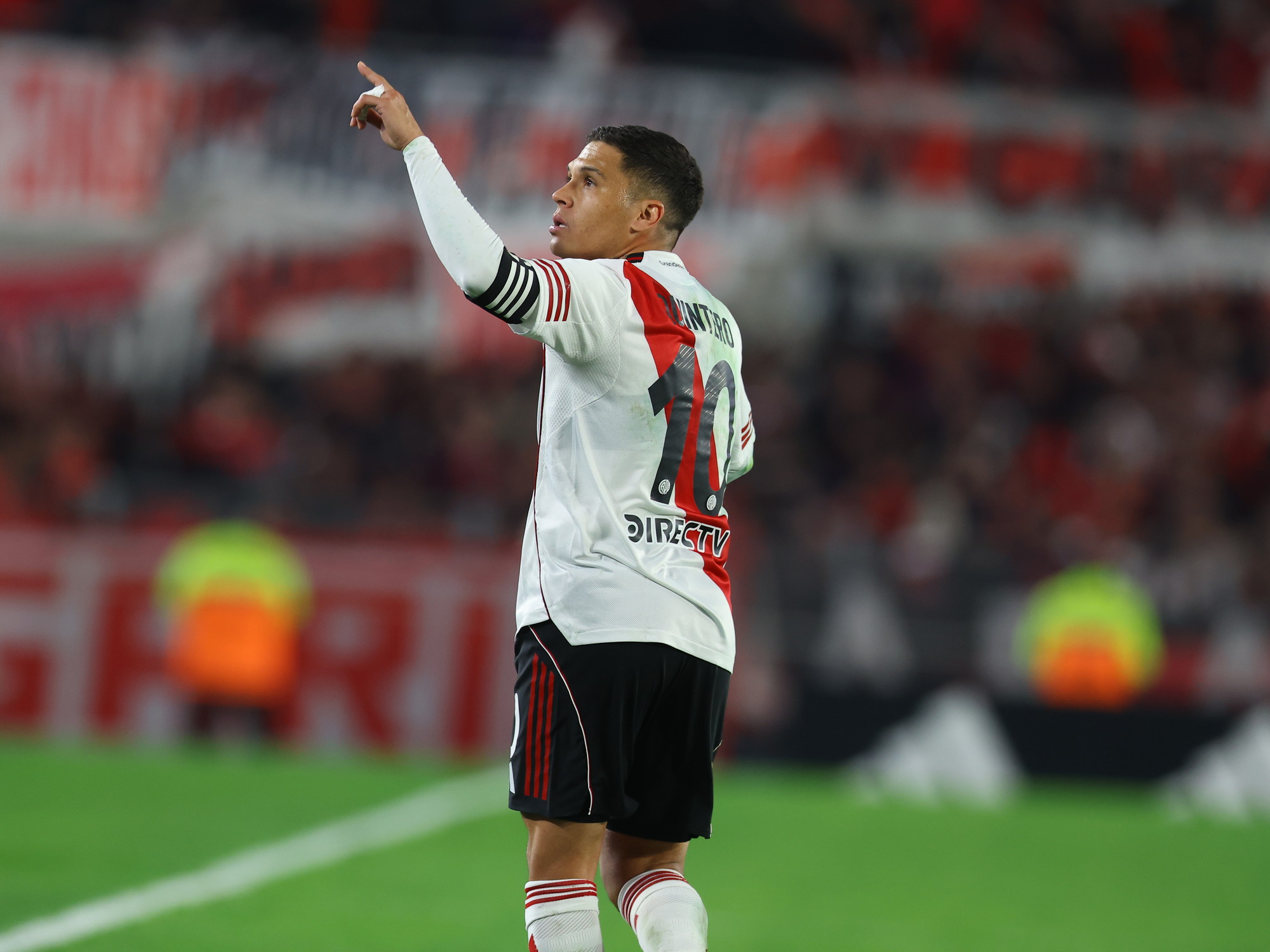 Juan Fernando Quintero con la camiseta de River Plate en el centro del campo de juego