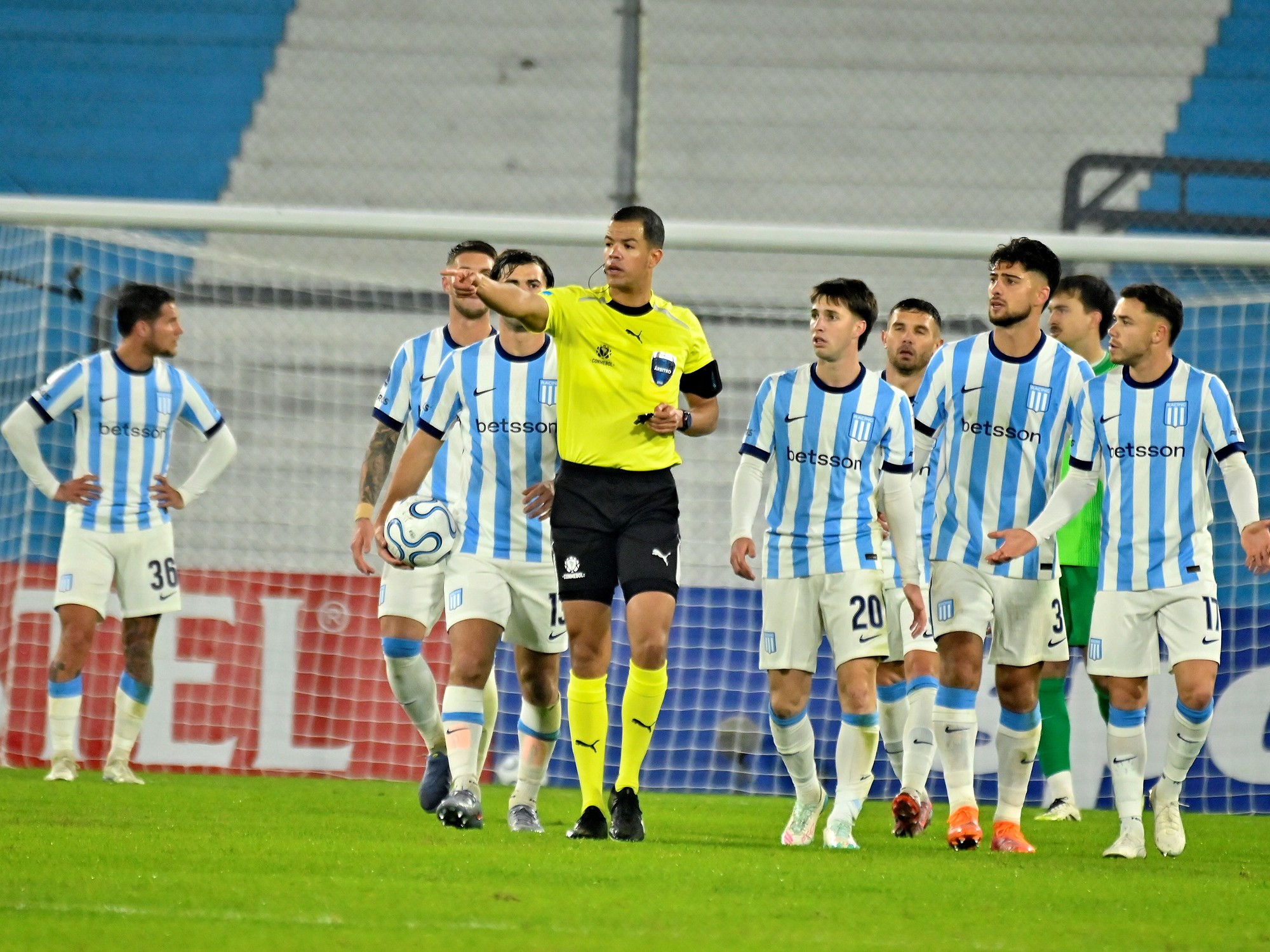 Jugadores de Racing celebrando un gol en un partido de la Copa Sudamericana