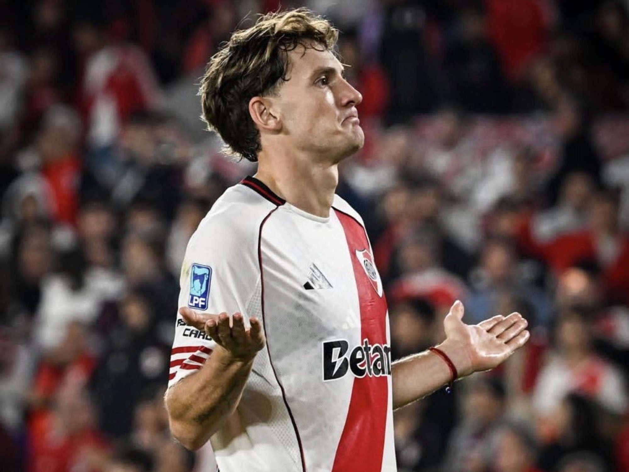 Fotografía de Facundo Colidio, delantero de River Plate, jugando un partido en el estadio Mario Alberto Kempes.