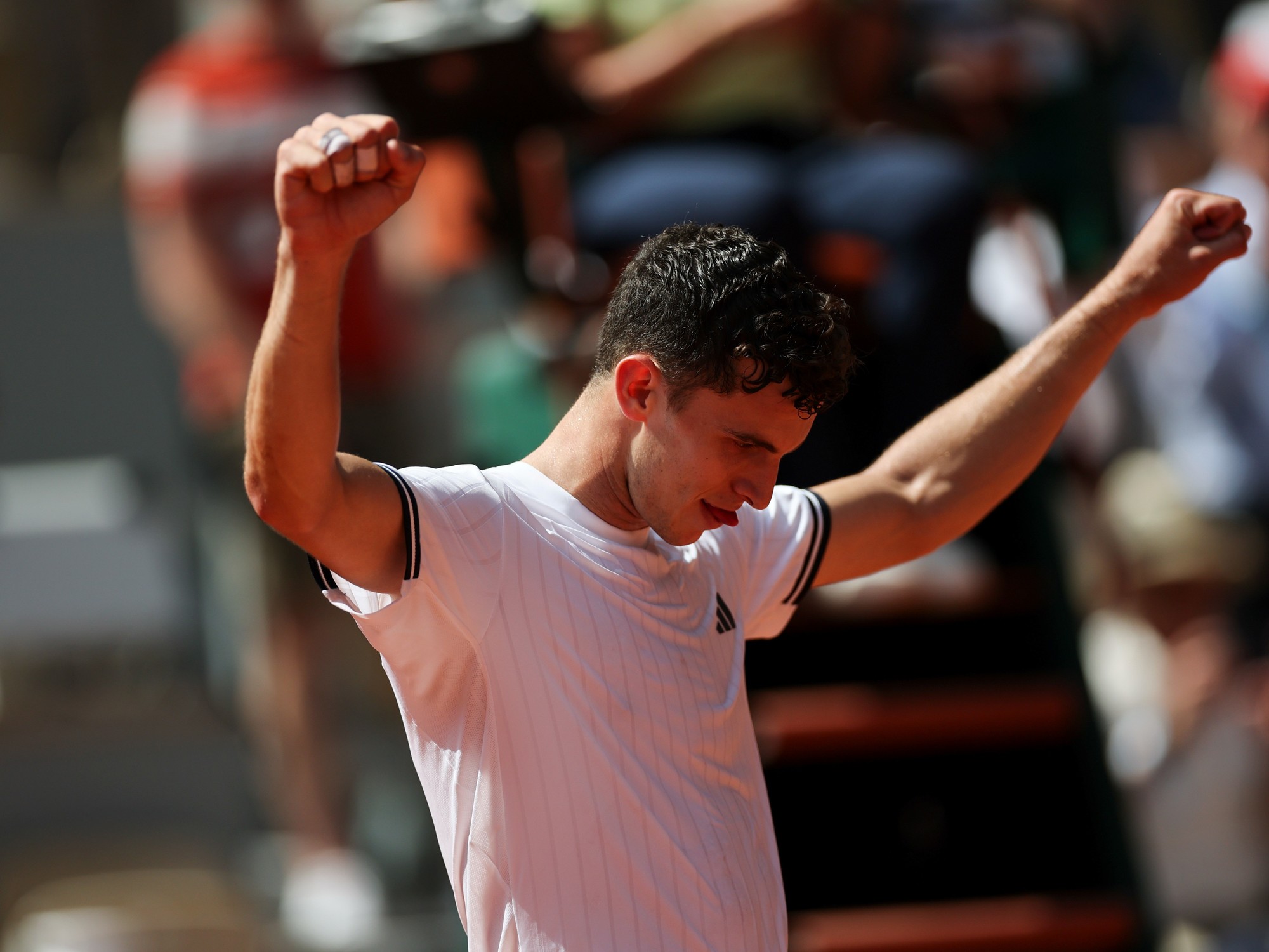 Francisco Cerúndolo golpeando la pelota en una cancha de tenis de Roland Garros