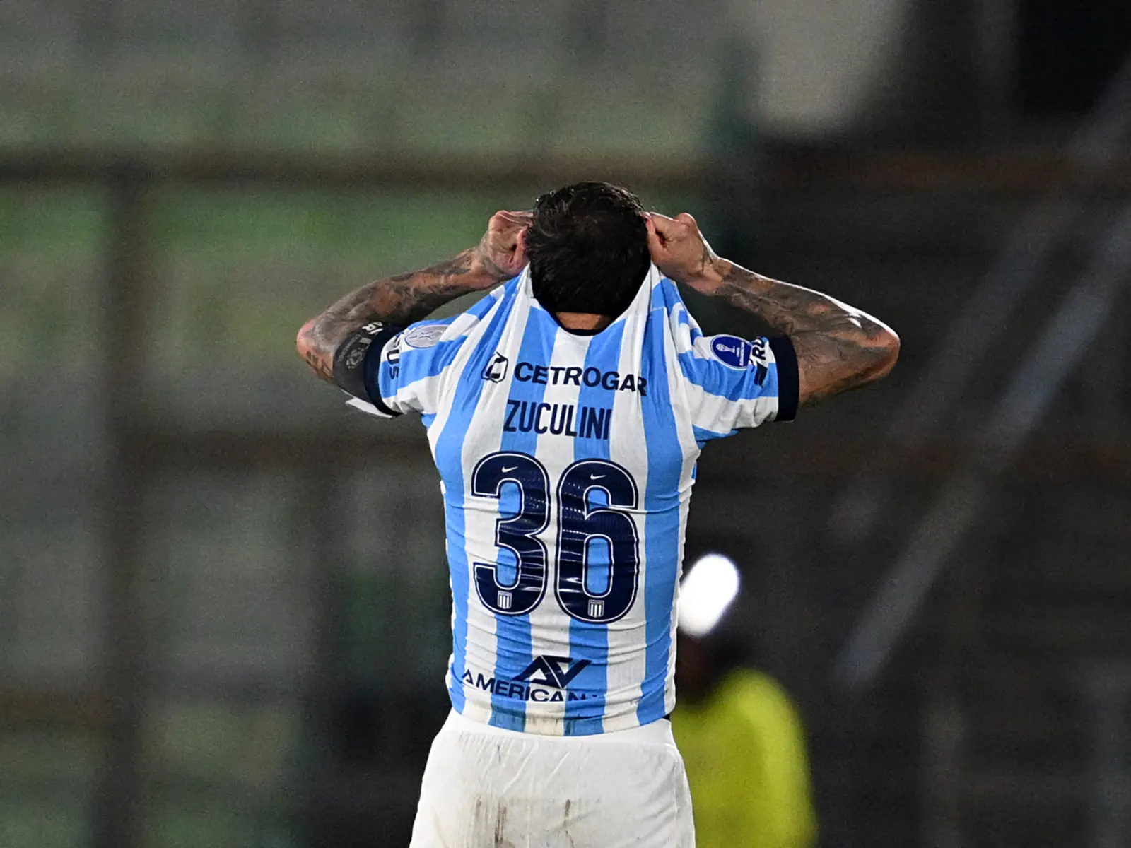 Foto de Bruno Zuculini, jugador de Racing, en el campo de juego.
