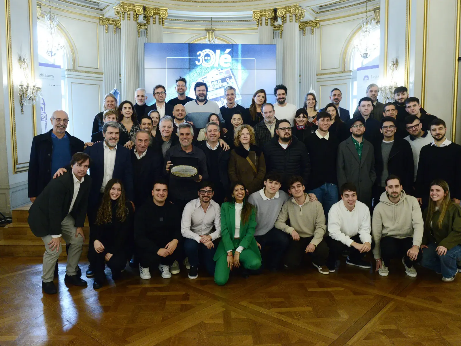 Equipo del diario Olé reunido durante el homenaje en la Legislatura Porteña.