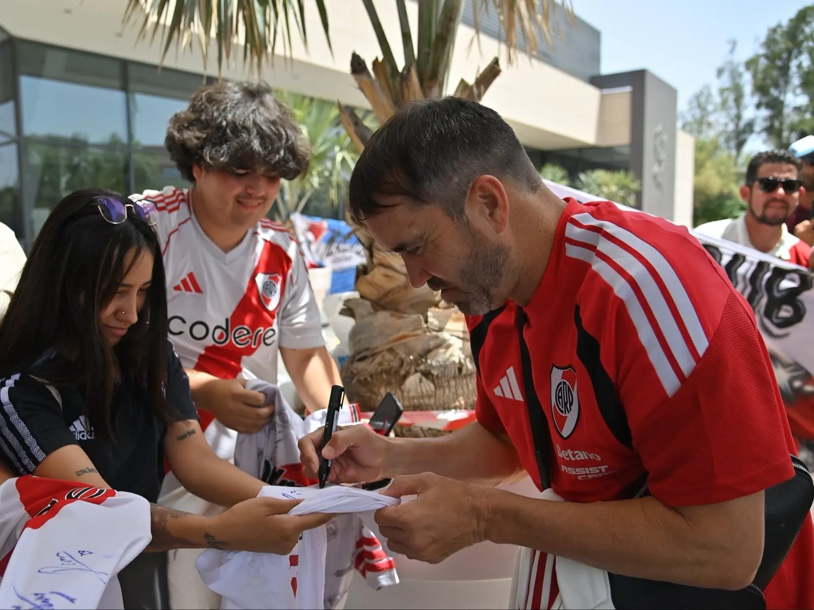 Jugadores de River Plate descendiendo del avión en el aeropuerto de Alicante