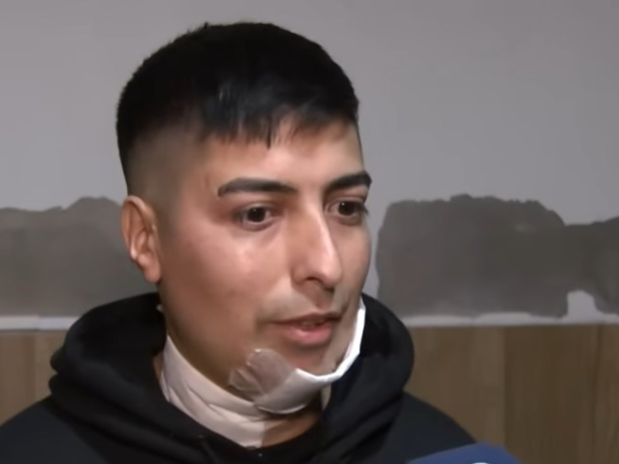 Joven recuperándose en casa tras recibir disparos.