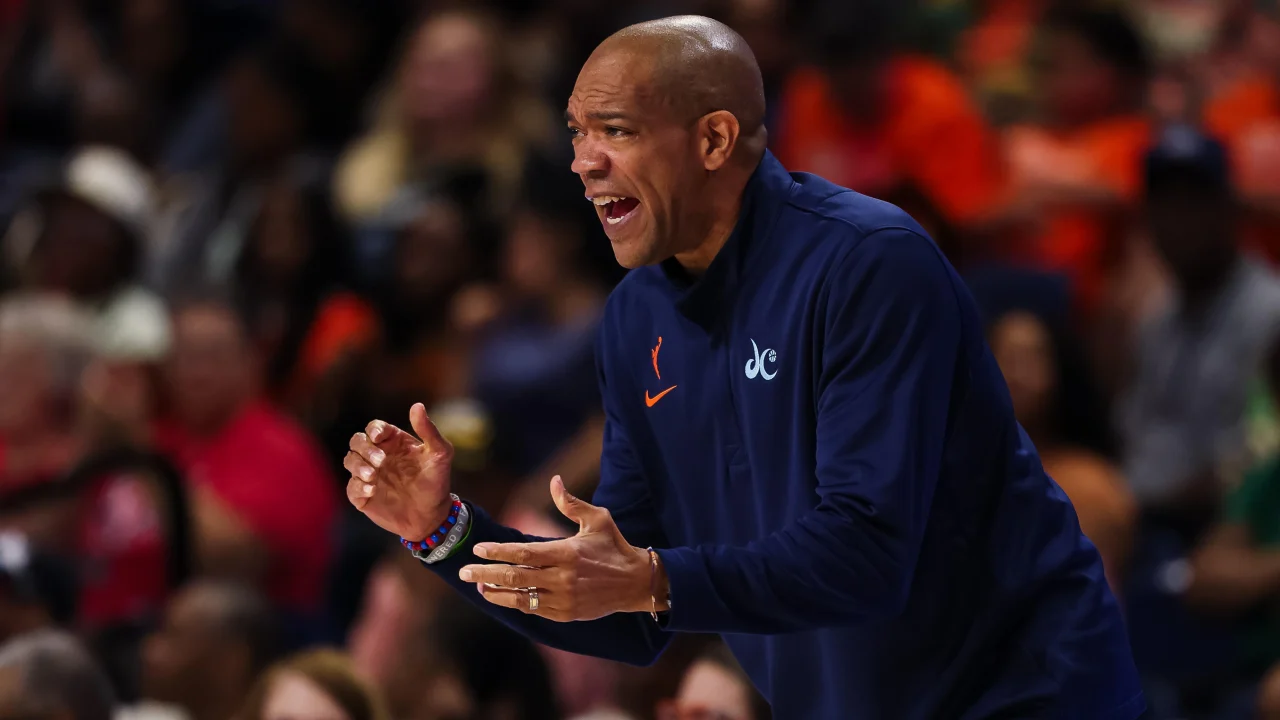 El entrenador de las Washington Mystics, Sydney Johnson, fue escoltado fuera de la cancha por la policía después de ser expulsado en el terc