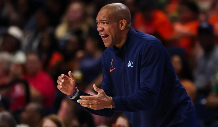 El entrenador de las Washington Mystics, Sydney Johnson, fue escoltado fuera de la cancha por la policía después de ser expulsado en el terc
