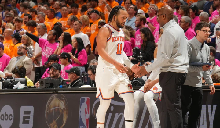 Padre de Jalen Brunson le dice a Mike Brown que “se calle” durante las Finales de la NBA