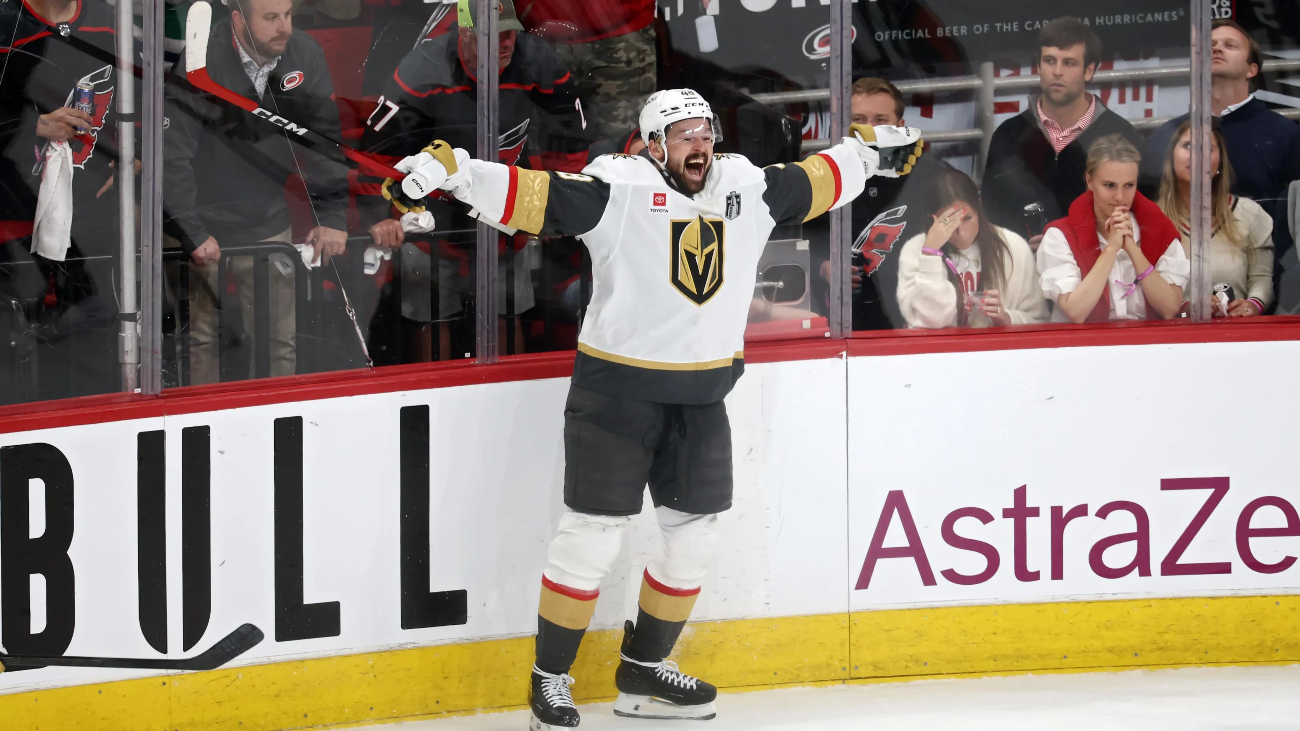 Jugadores de los Vegas Golden Knights y Carolina Hurricanes compitiendo por el puck durante el Juego 1 de las Finales de la Stanley Cup.