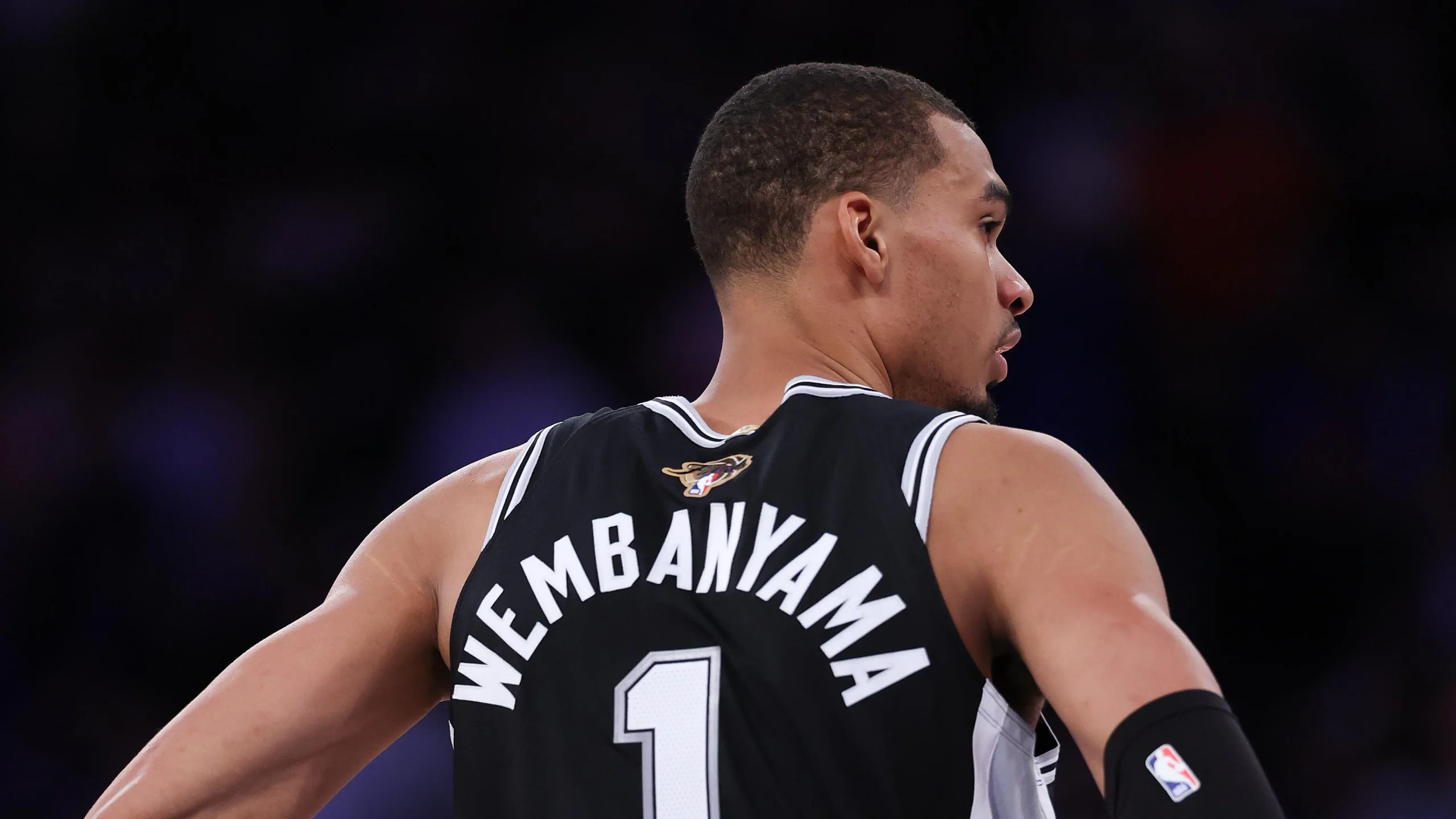 Victor Wembanyama en acción dentro de la zona de la pintura en un partido de las Finales de la NBA.