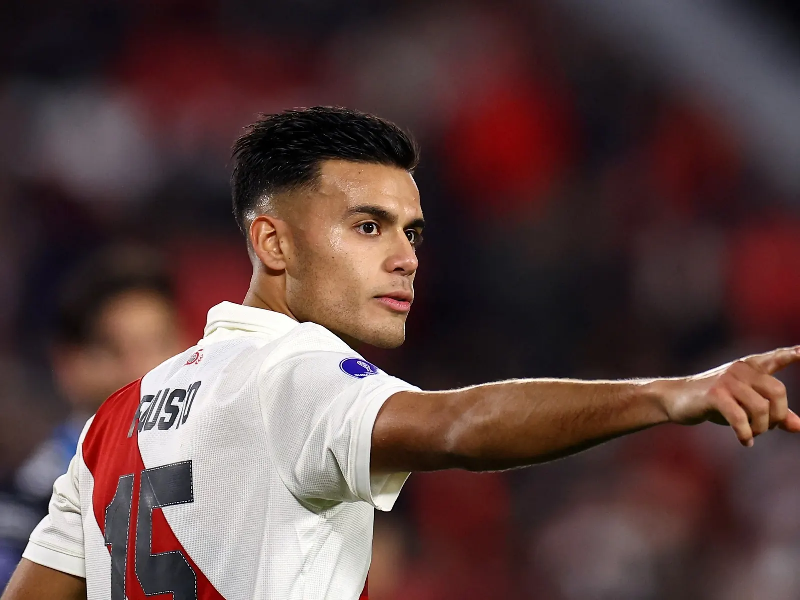 Fausto Vera, jugador de River Plate, celebra un gol en un partido.