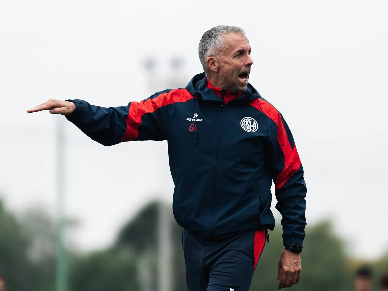 El entrenador Gustavo Álvarez dialogando con miembros de la dirigencia de San Lorenzo.