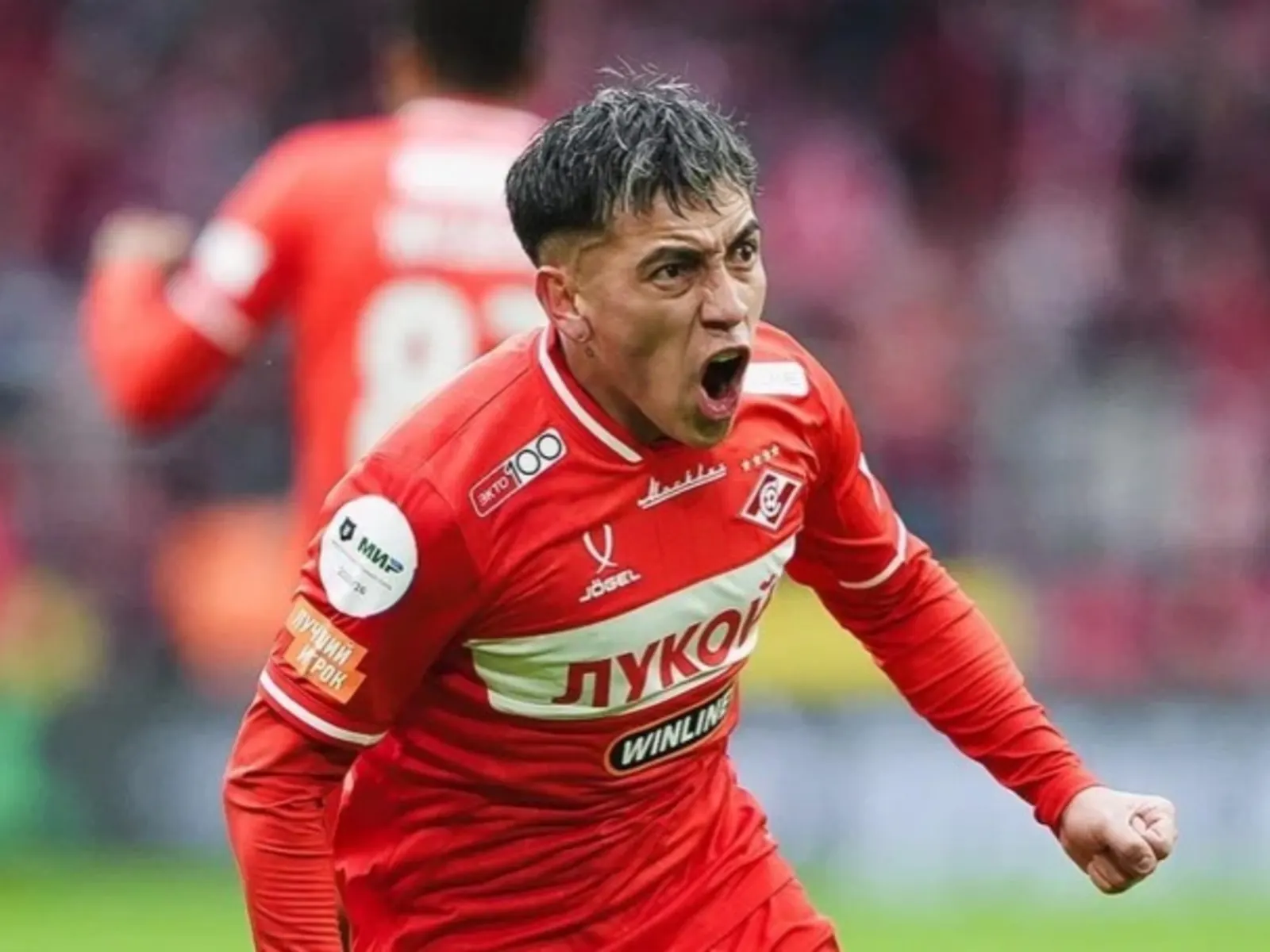 Esequiel Barco, jugador de fútbol, con la camiseta de Independiente.