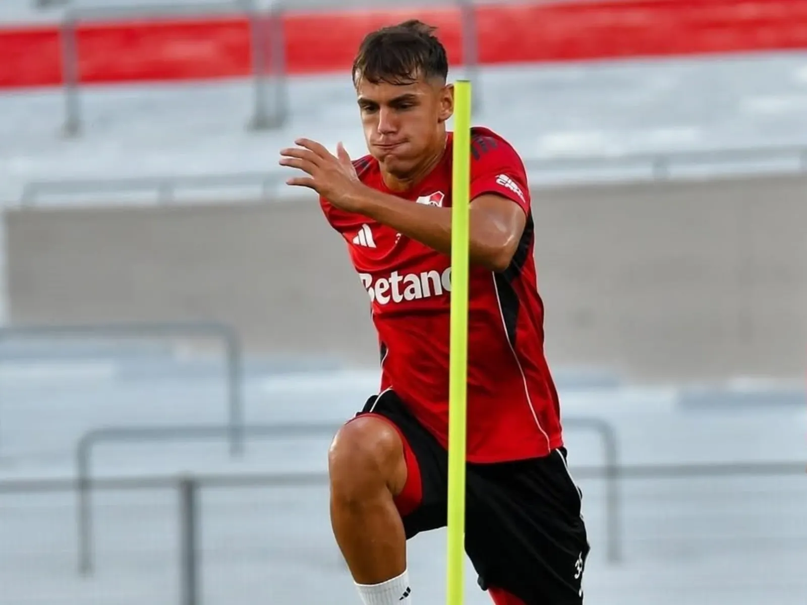 Jugador de River Plate Joaquín Freitas en una práctica.