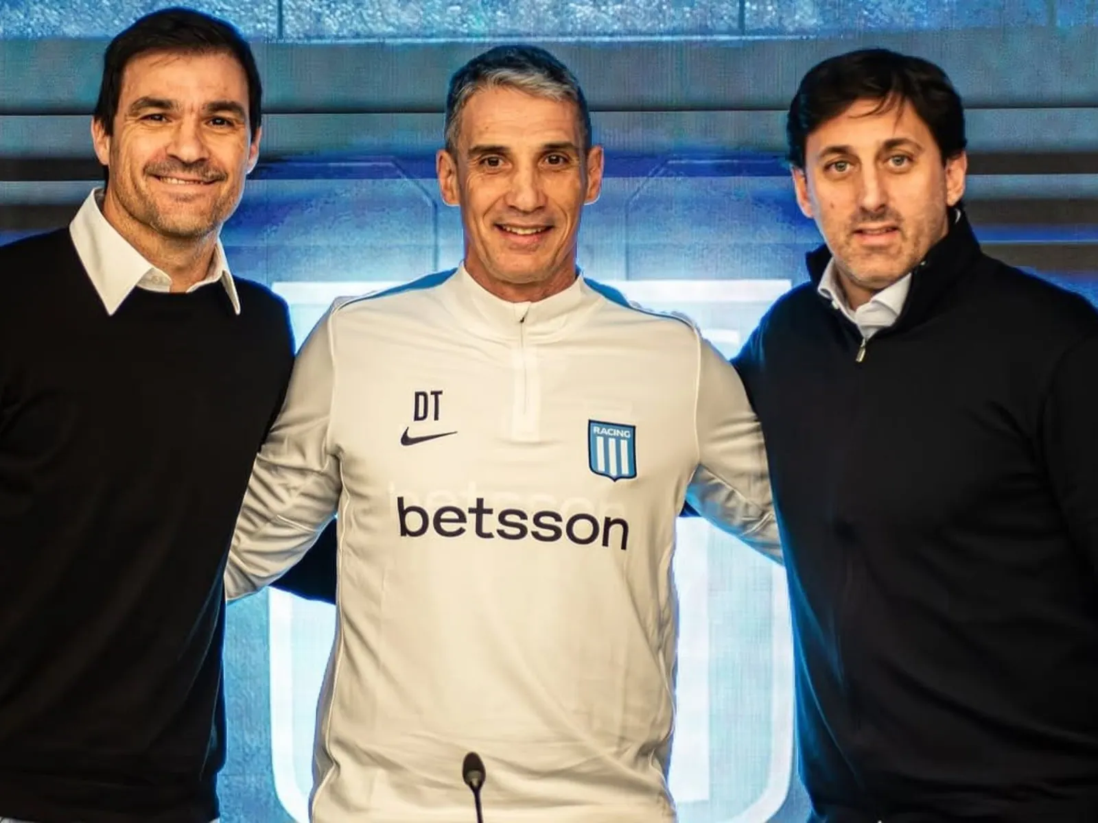 Juan Pablo Vojvoda, director técnico de Racing, observando a sus jugadores durante un entrenamiento en la cancha.