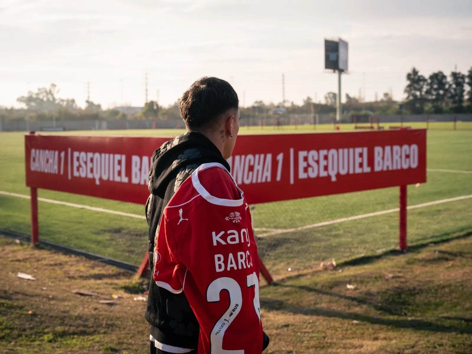 Esequiel Barco posando con la camiseta de Independiente.