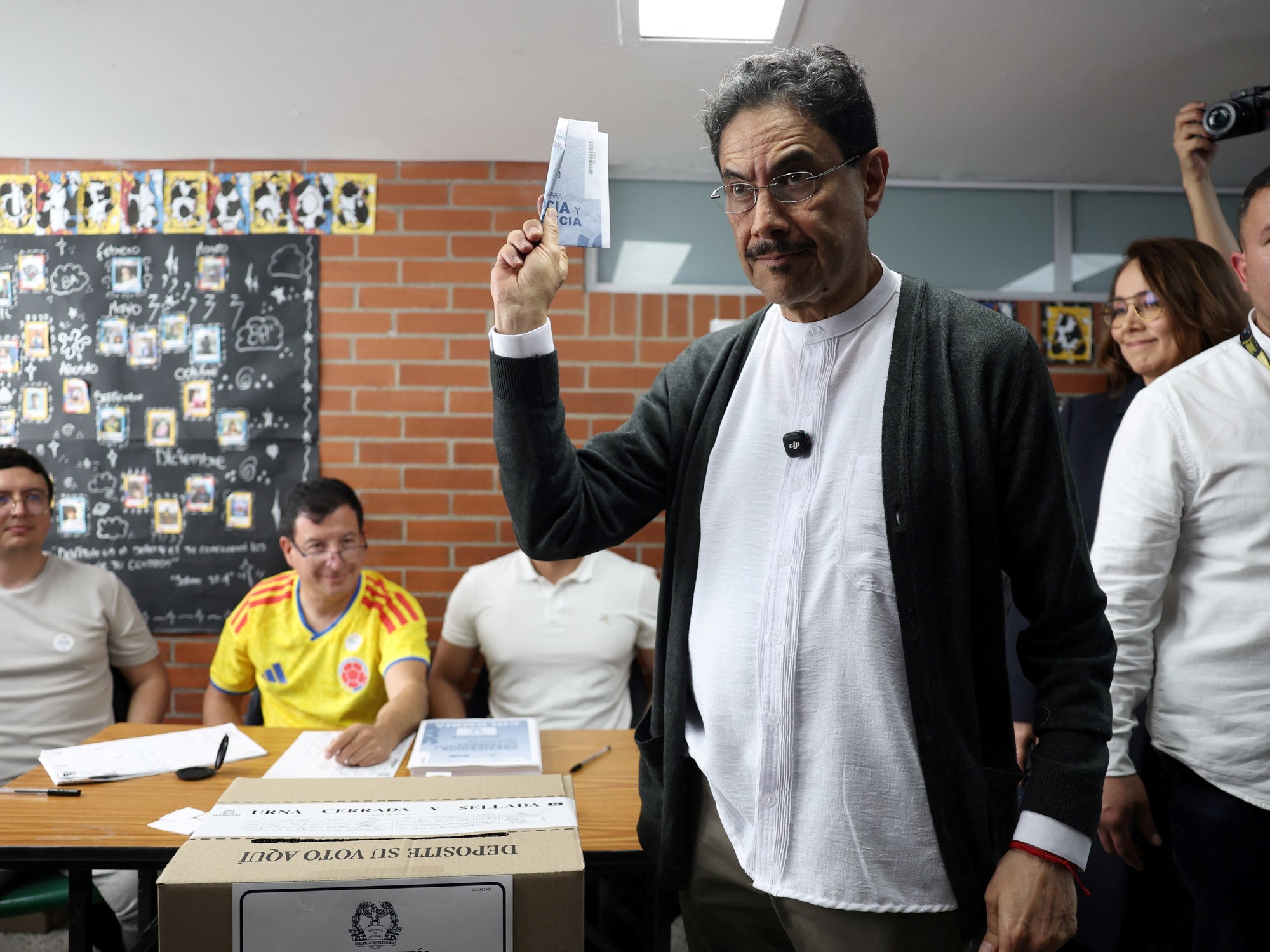 Senador Iván Cepeda votando en un centro de votación durante las elecciones presidenciales de Colombia.