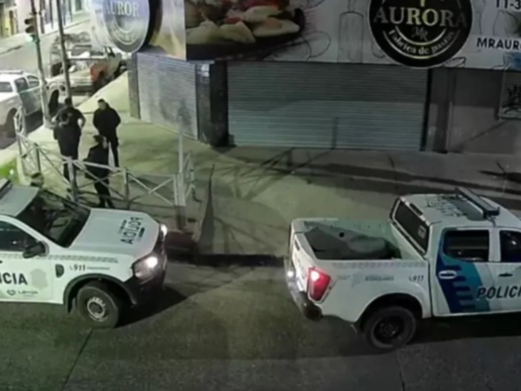 Ladrón escapa por los techos de una fábrica de pastas mientras la policía observa desde abajo.