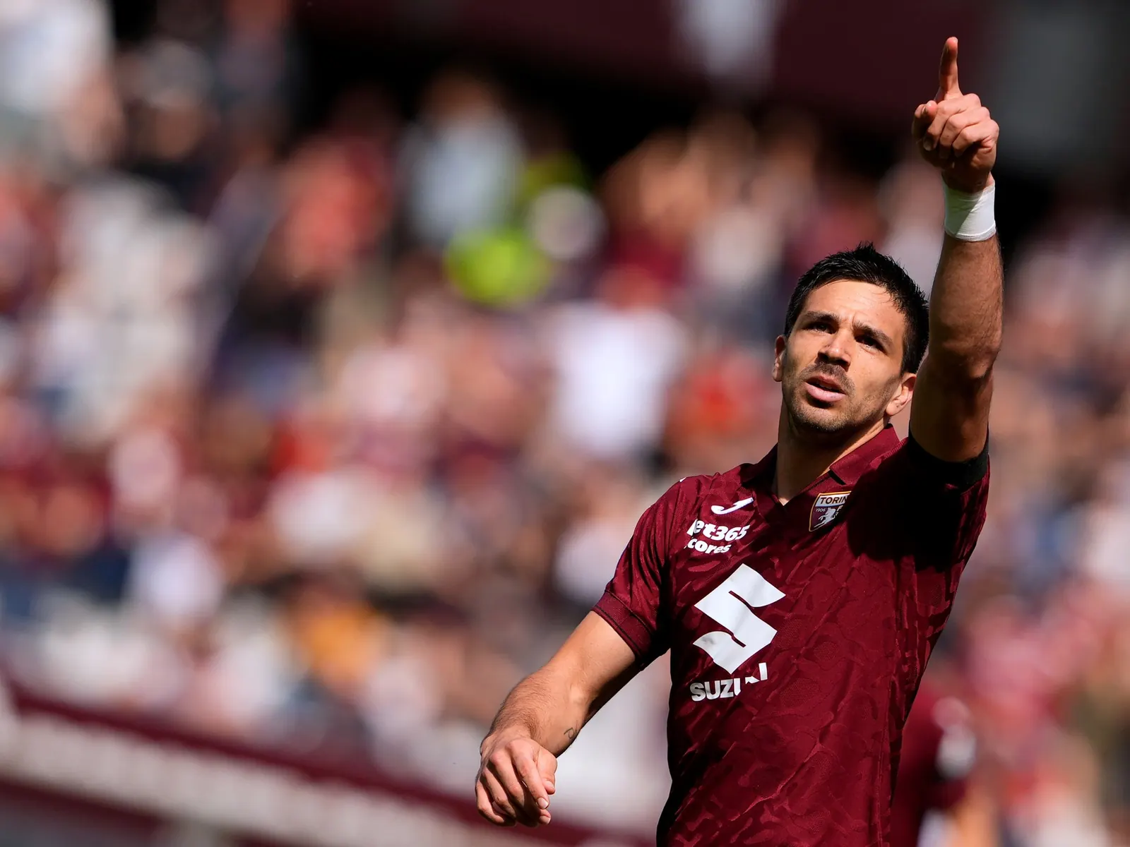 Giovanni Simeone, delantero del Torino, celebra un gol en un partido de la Serie A