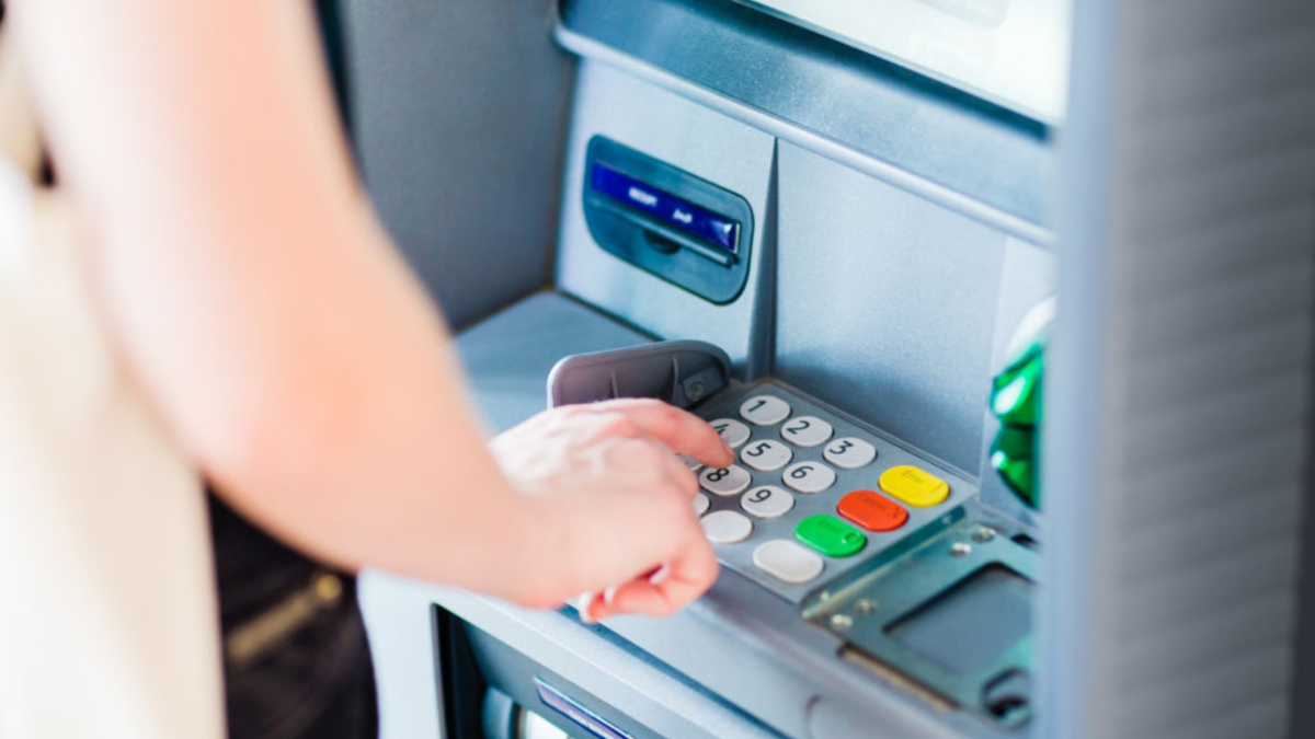 Cuidado con el último truco de los estafadores en cajeros automáticos