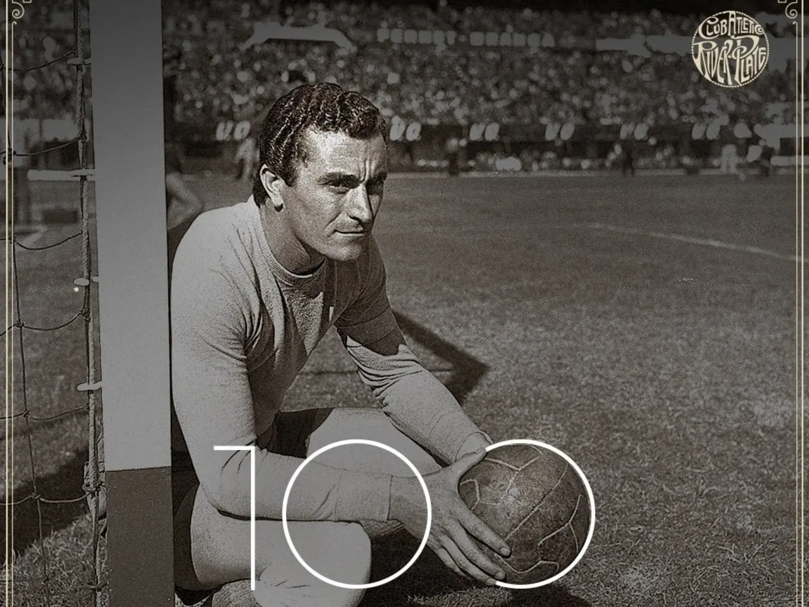 Amadeo Carrizo, histórico arquero de River Plate, atajando un balón durante un partido.