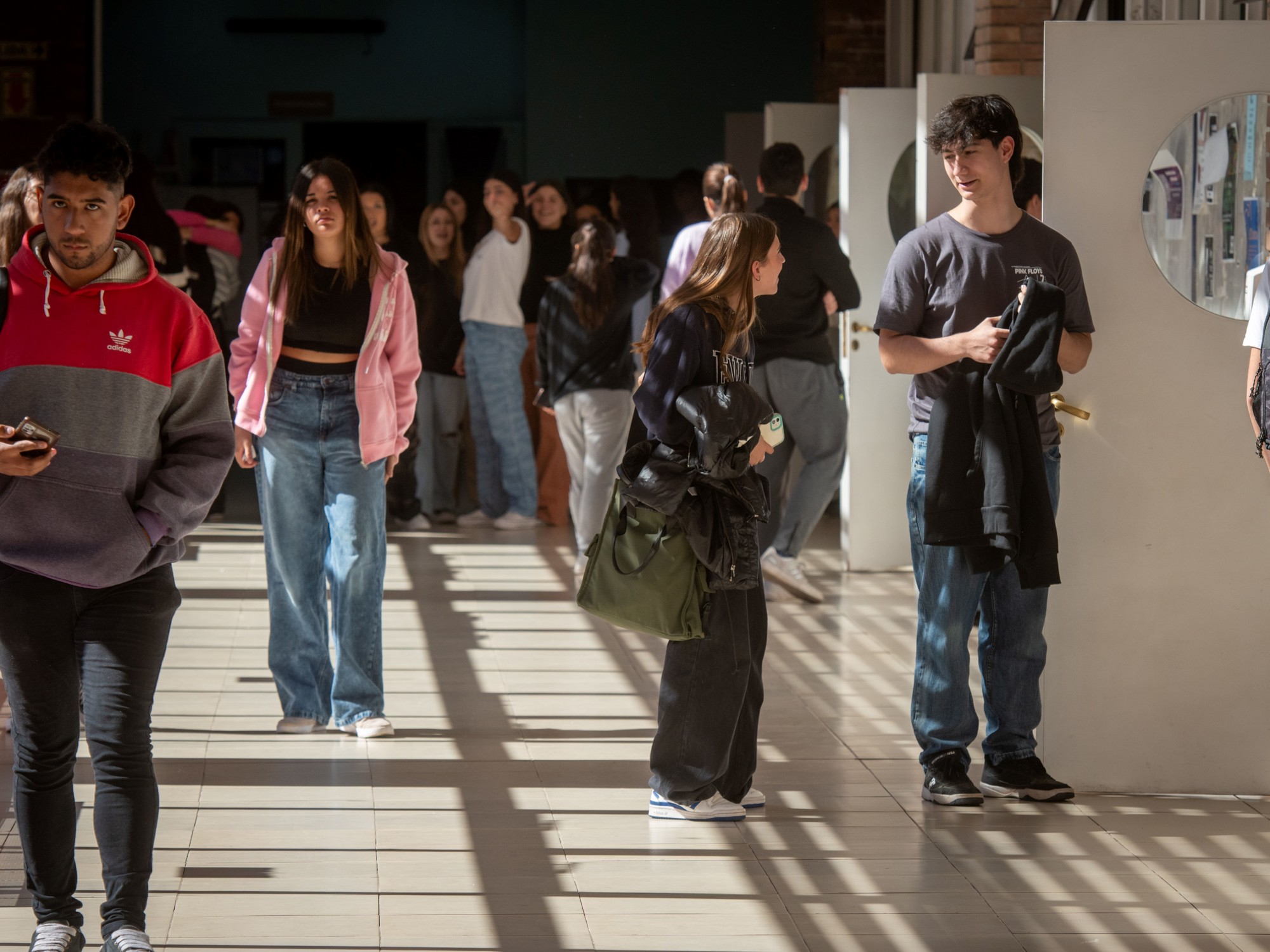 Estudiantes y científicos trabajando en un laboratorio universitario argentino.