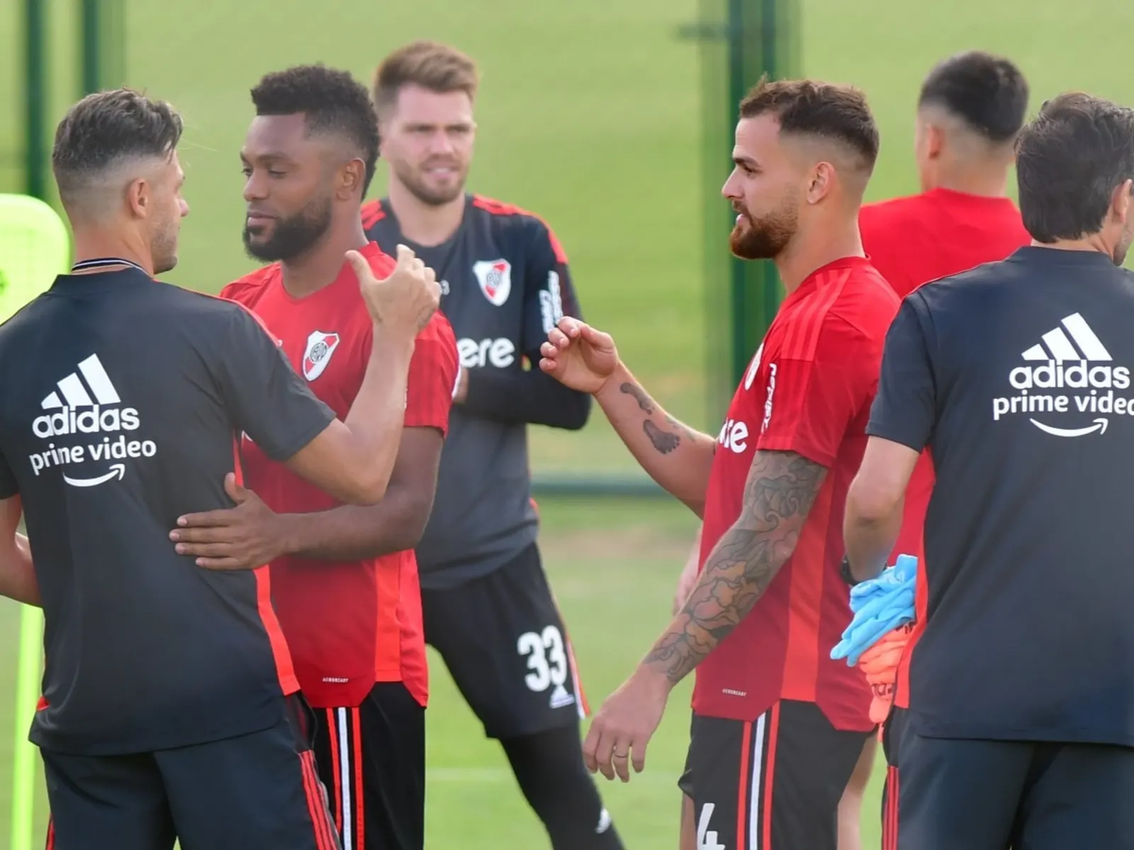 Leandro González Pirez, futbolista, junto a Martín Demichelis, entrenador, en un campo de juego.