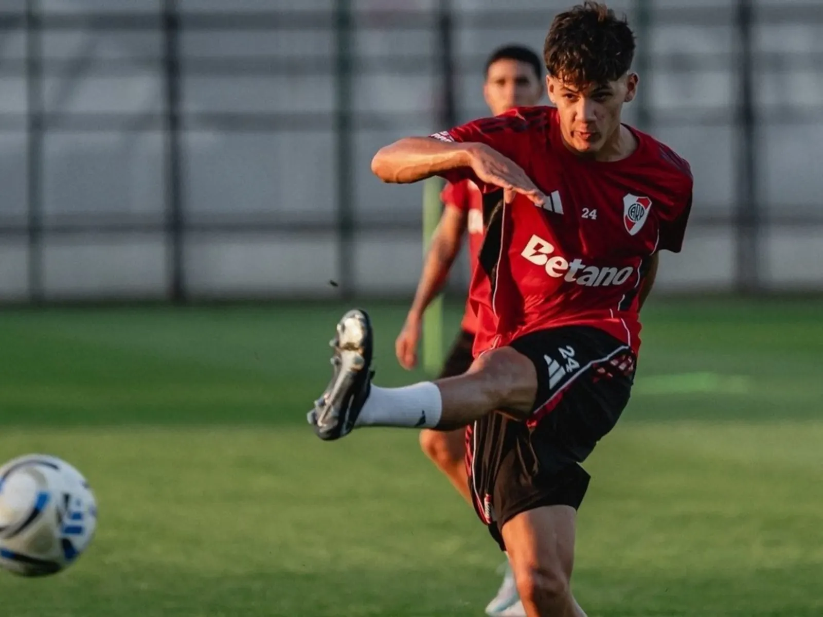 El futbolista de River Plate, Juan Cruz Meza, entrenando en su ciudad natal.