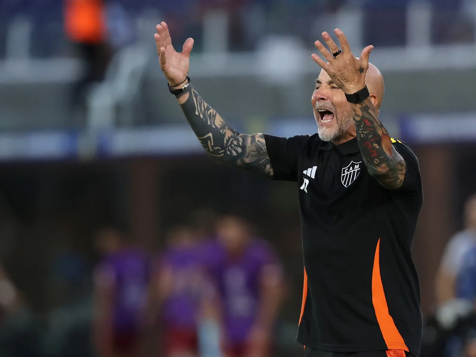 Jorge Sampaoli, ex entrenador de la Selección Argentina, en un campo de juego.