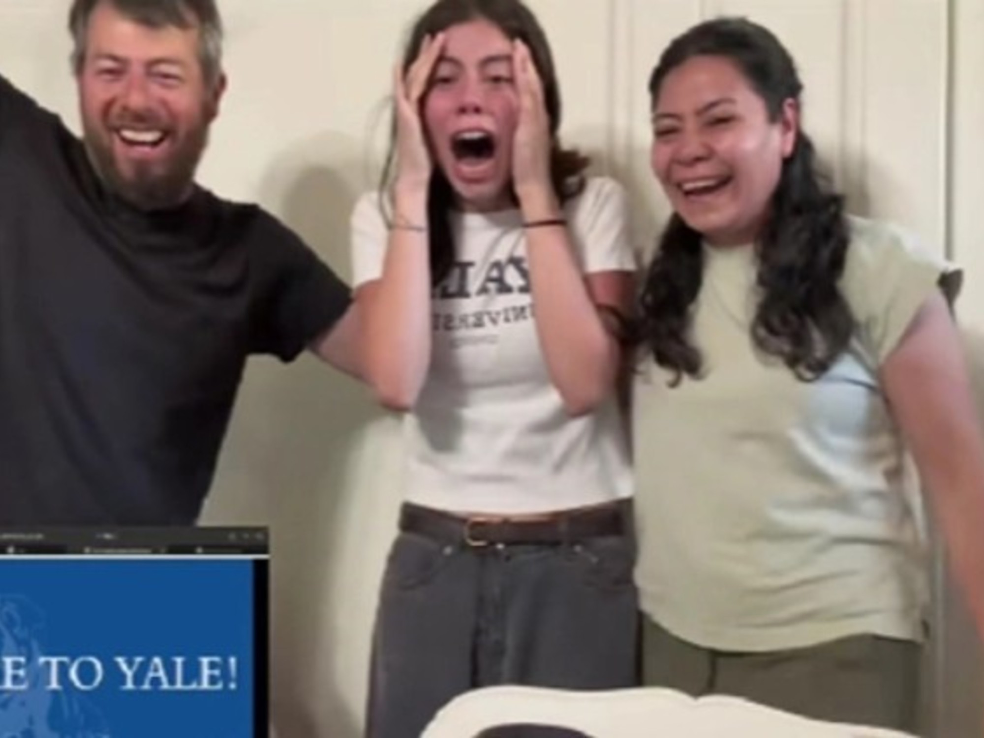 Joven celebrando su admisión a la universidad con sus padres.