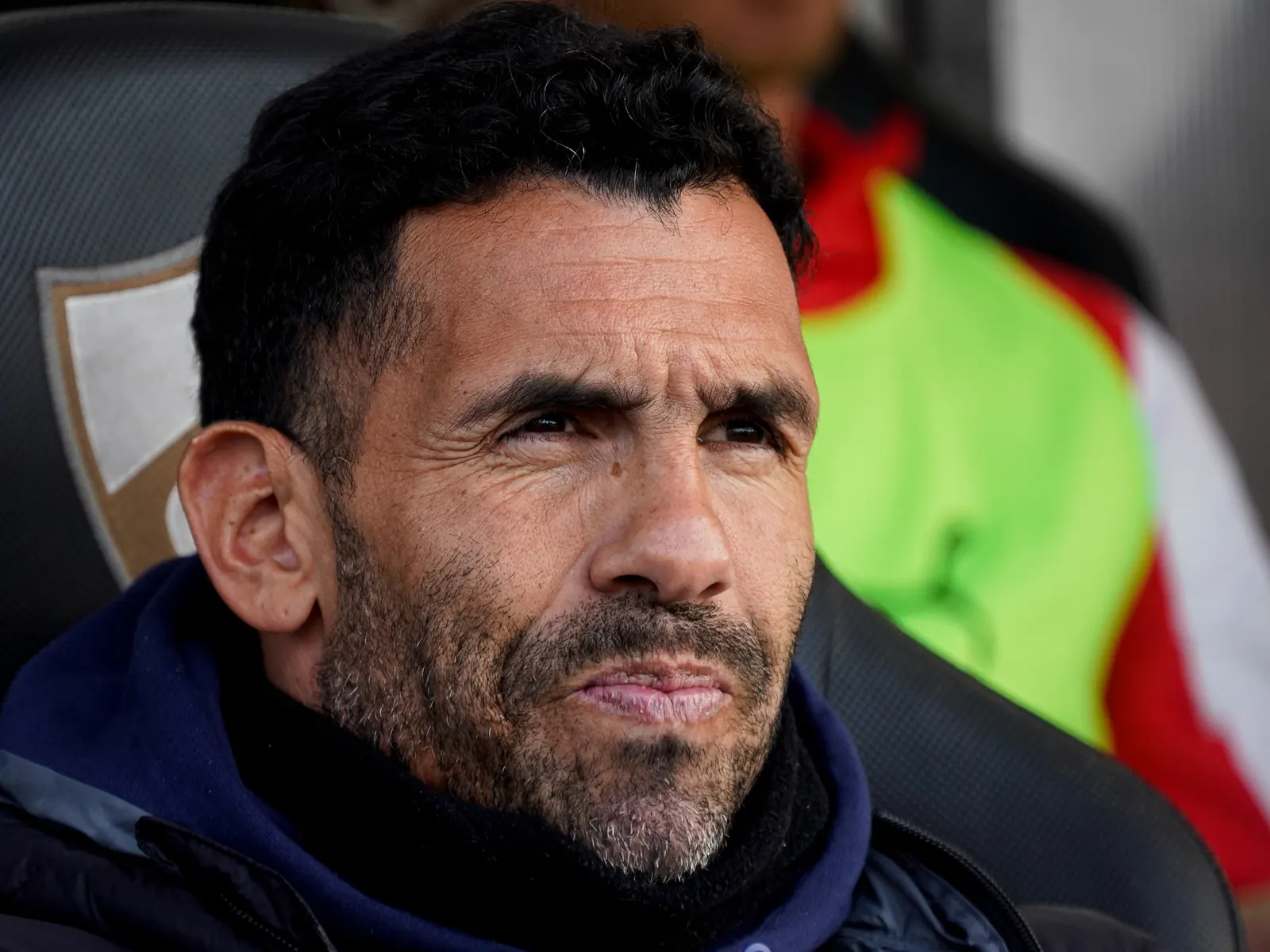 Carlos Tevez, entrenador de fútbol argentino, durante un partido.