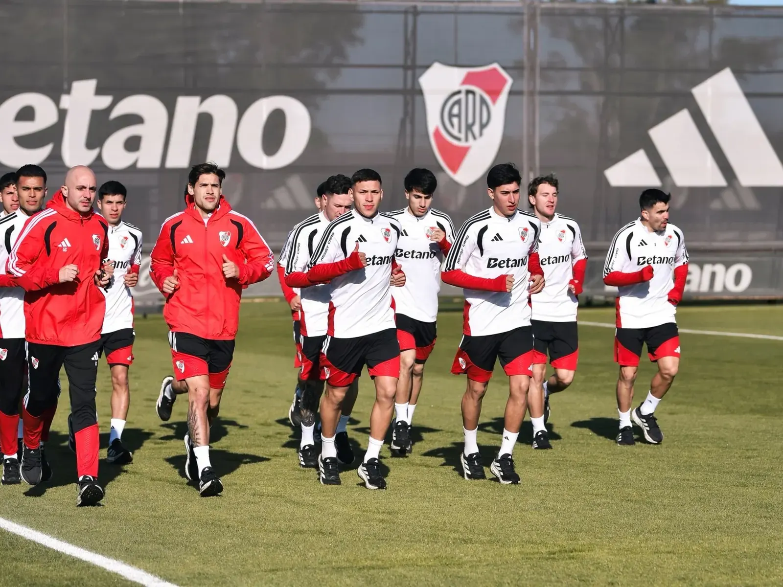 Jugadores de River Plate entrenando en el campo de juego.