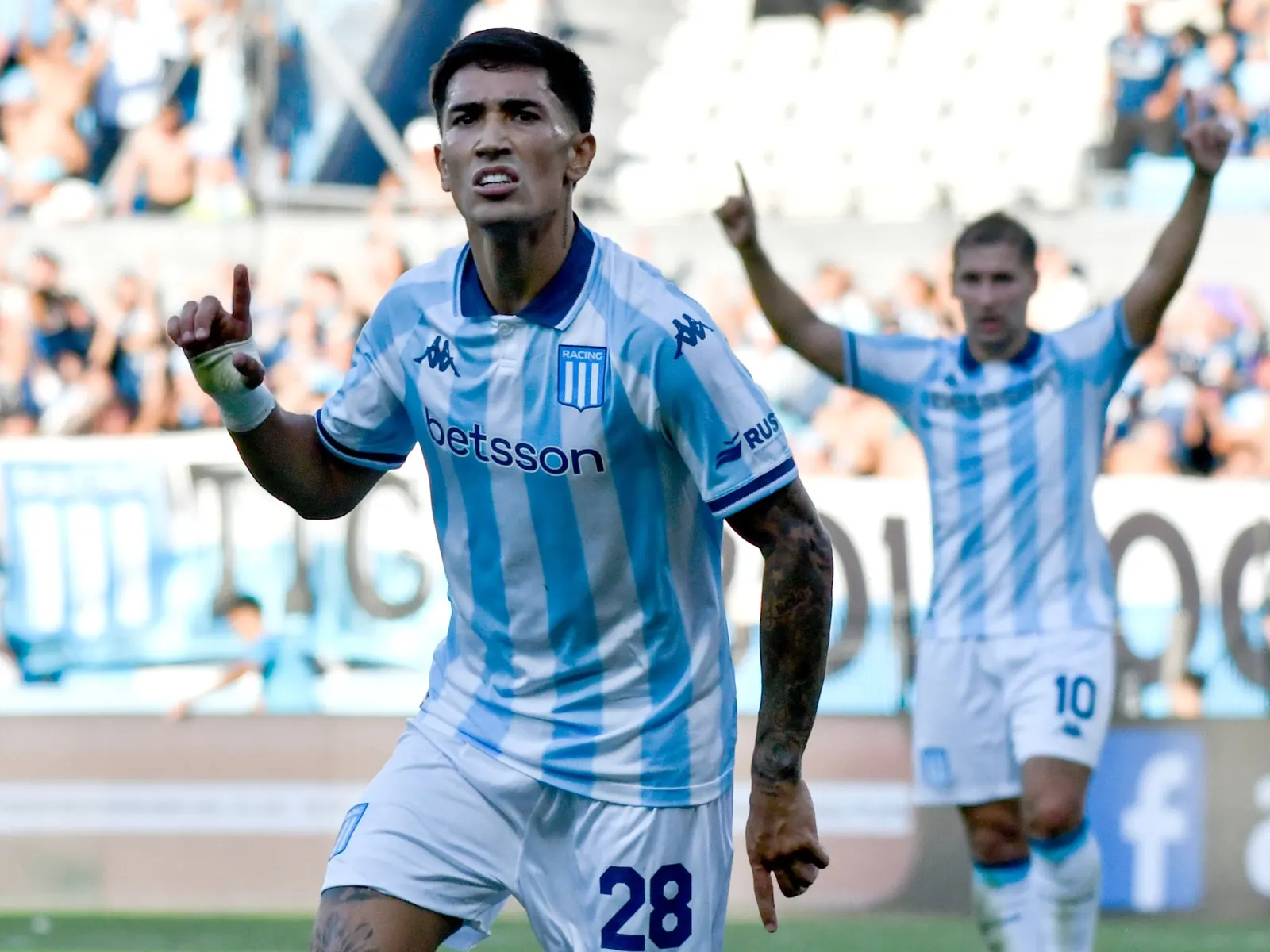 Santiago Solari celebrando un gol con la camiseta de Racing.