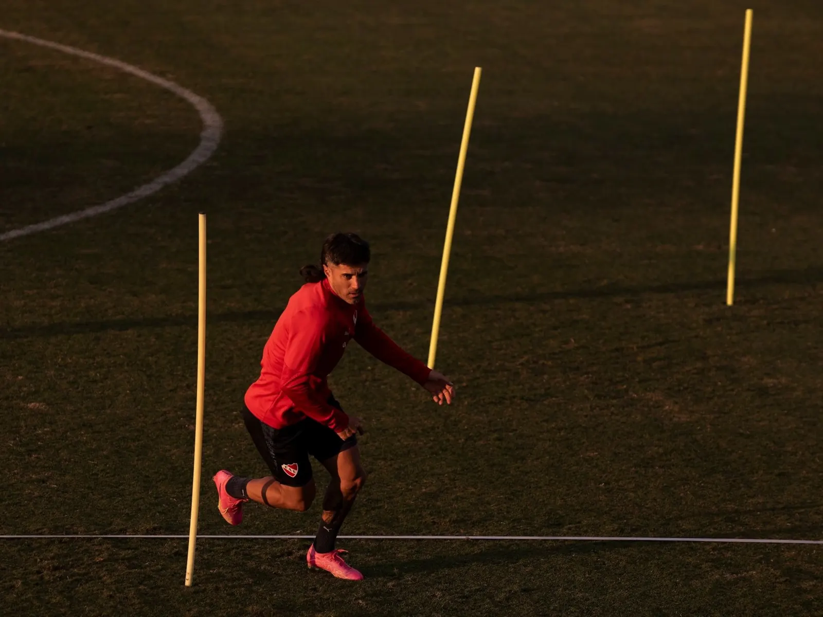 Ignacio Malcorra, mediocampista de Independiente, con gesto pensativo en un campo de juego.