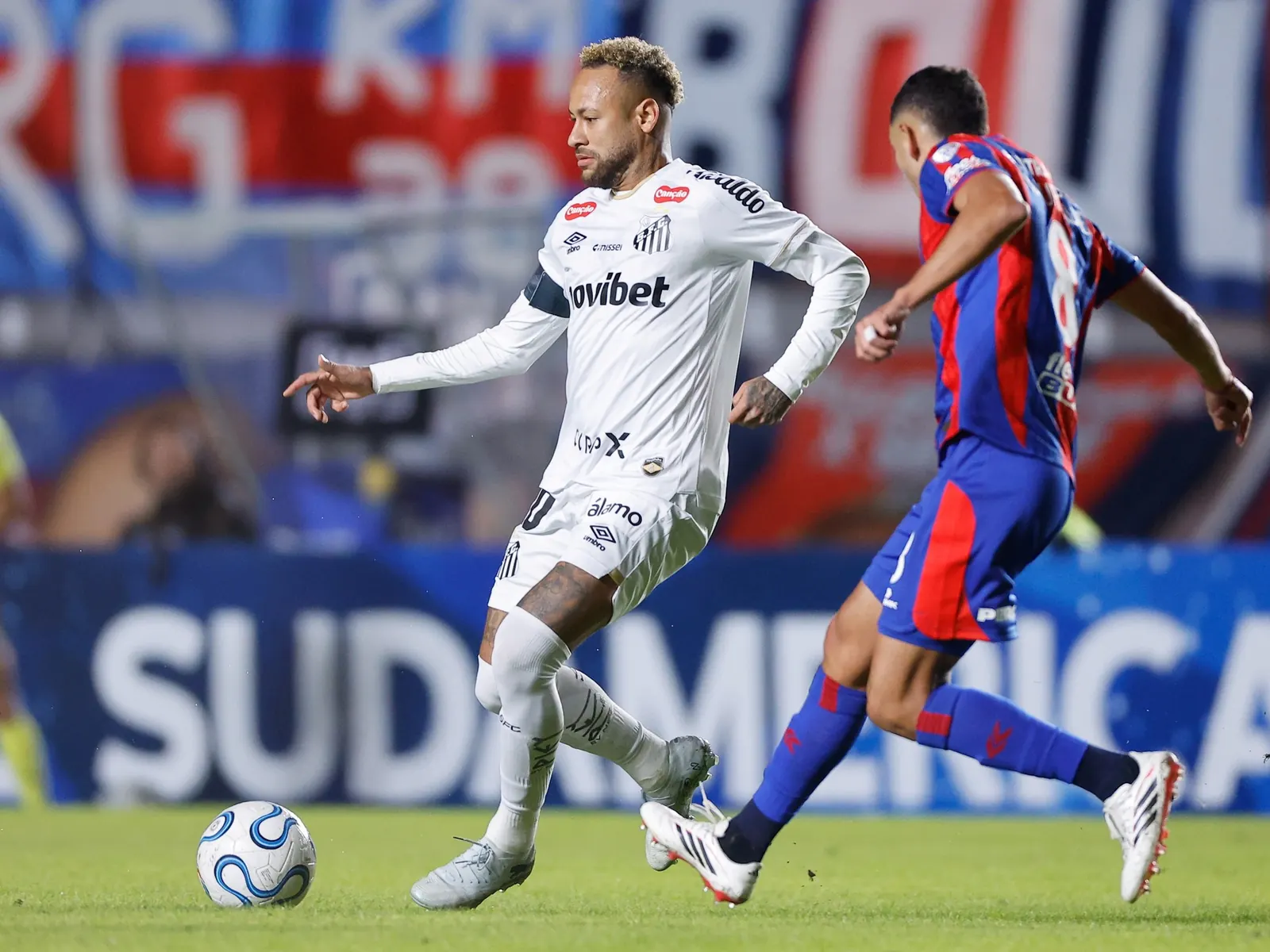 Manu Insaurralde, jugador de San Lorenzo, en acción durante un partido.