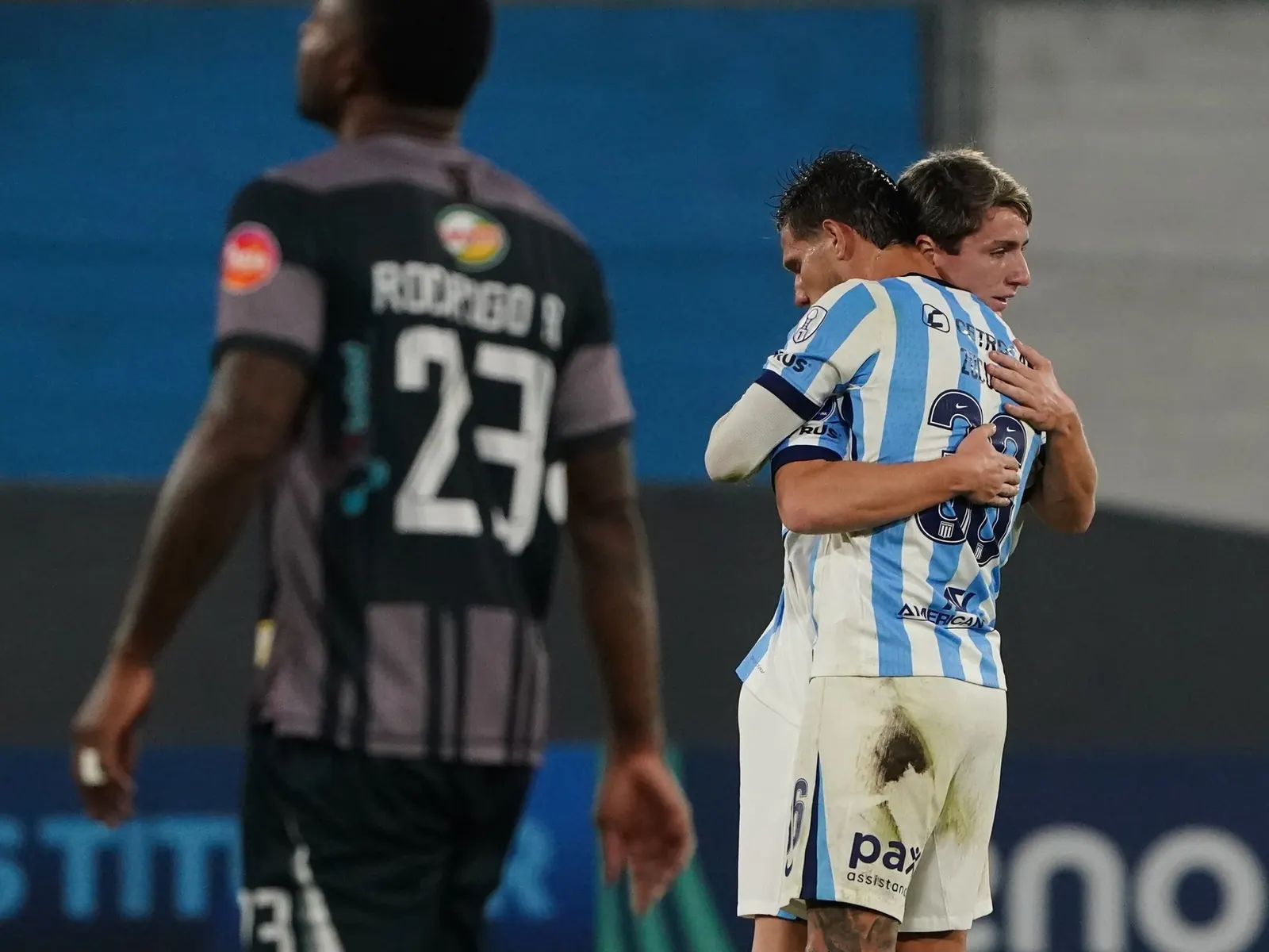 Jugadores de Racing celebran un gol durante el partido contra Independiente Petrolero en la Copa Sudamericana.